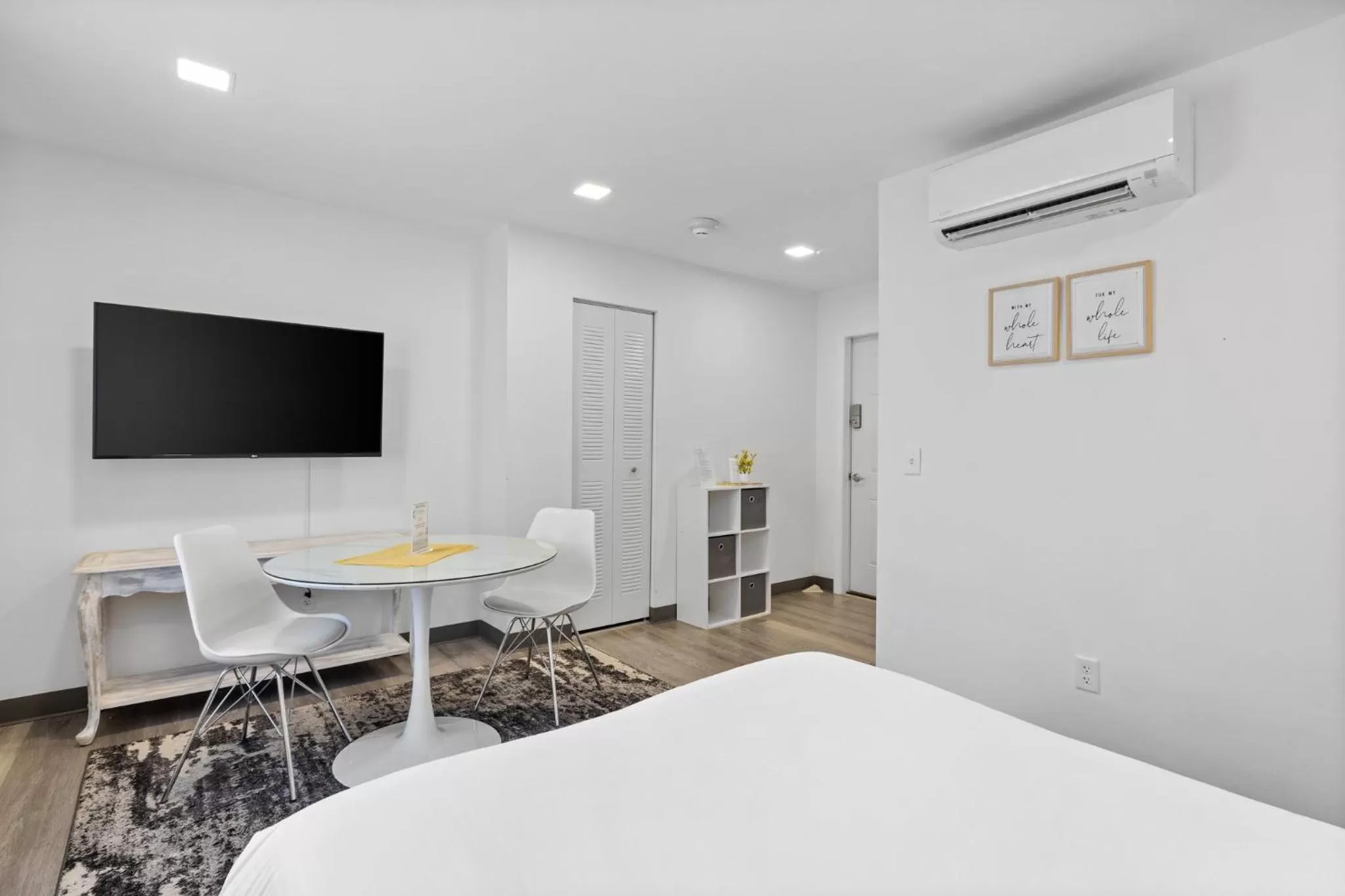 TV and multimedia, TV/Entertainment Center in Sunset Inn-South Miami