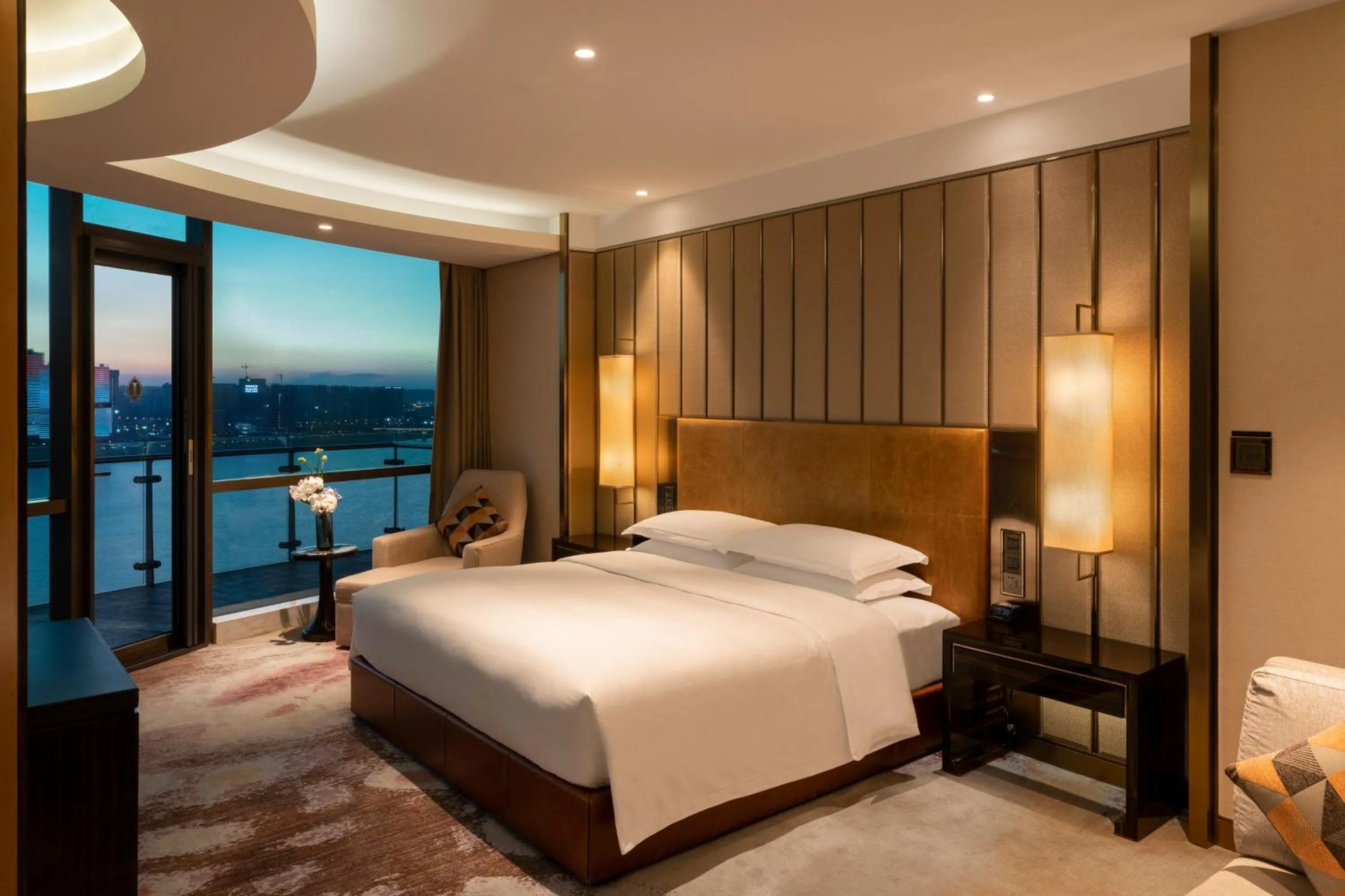 Photo of the whole room, Bed in InterContinental Changsha
