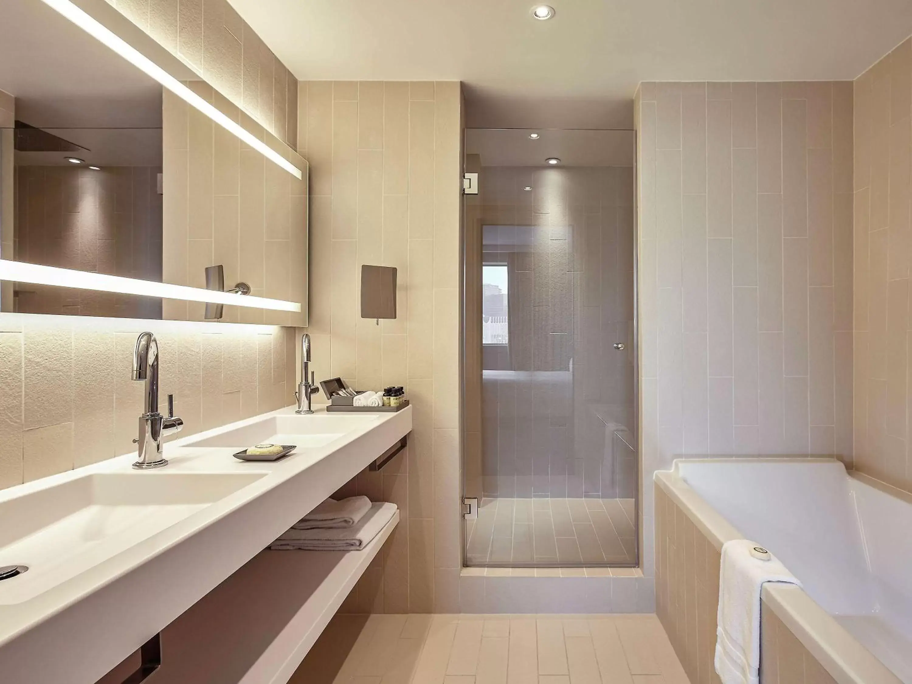 Photo of the whole room, Bathroom in Pullman Paris La Défense