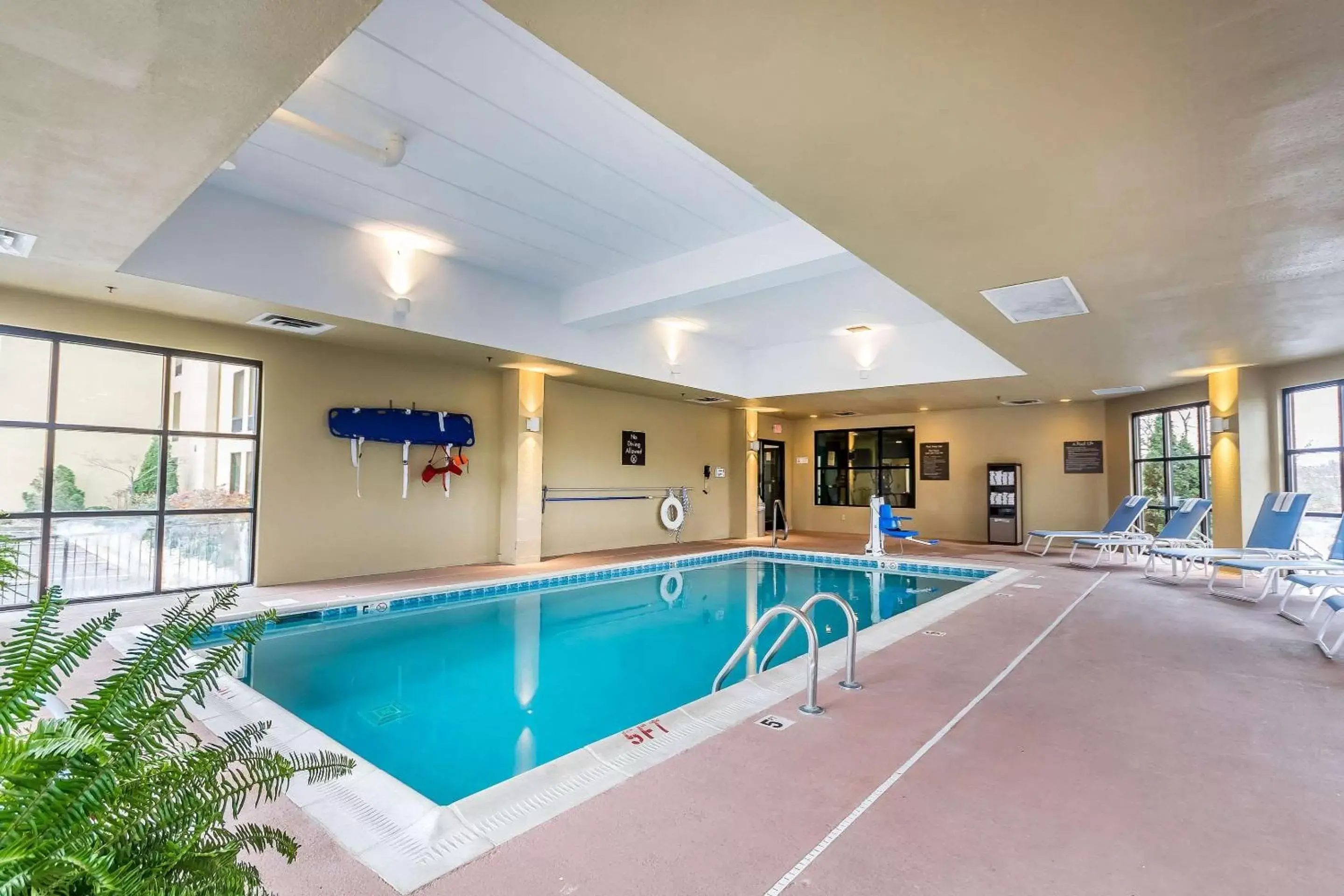 On site, Swimming Pool in Comfort Inn & Suites Lexington