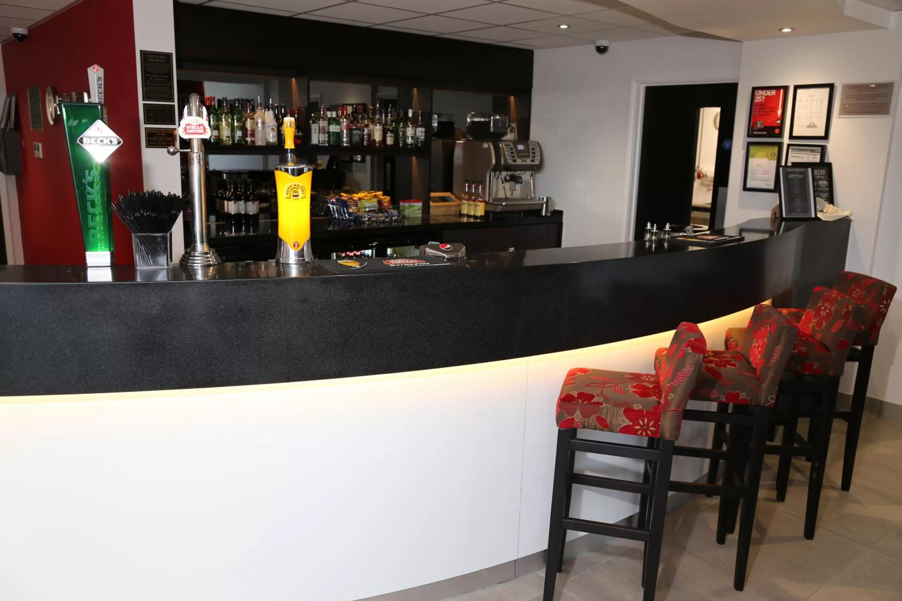 Lounge or bar in Ramada Wakefield