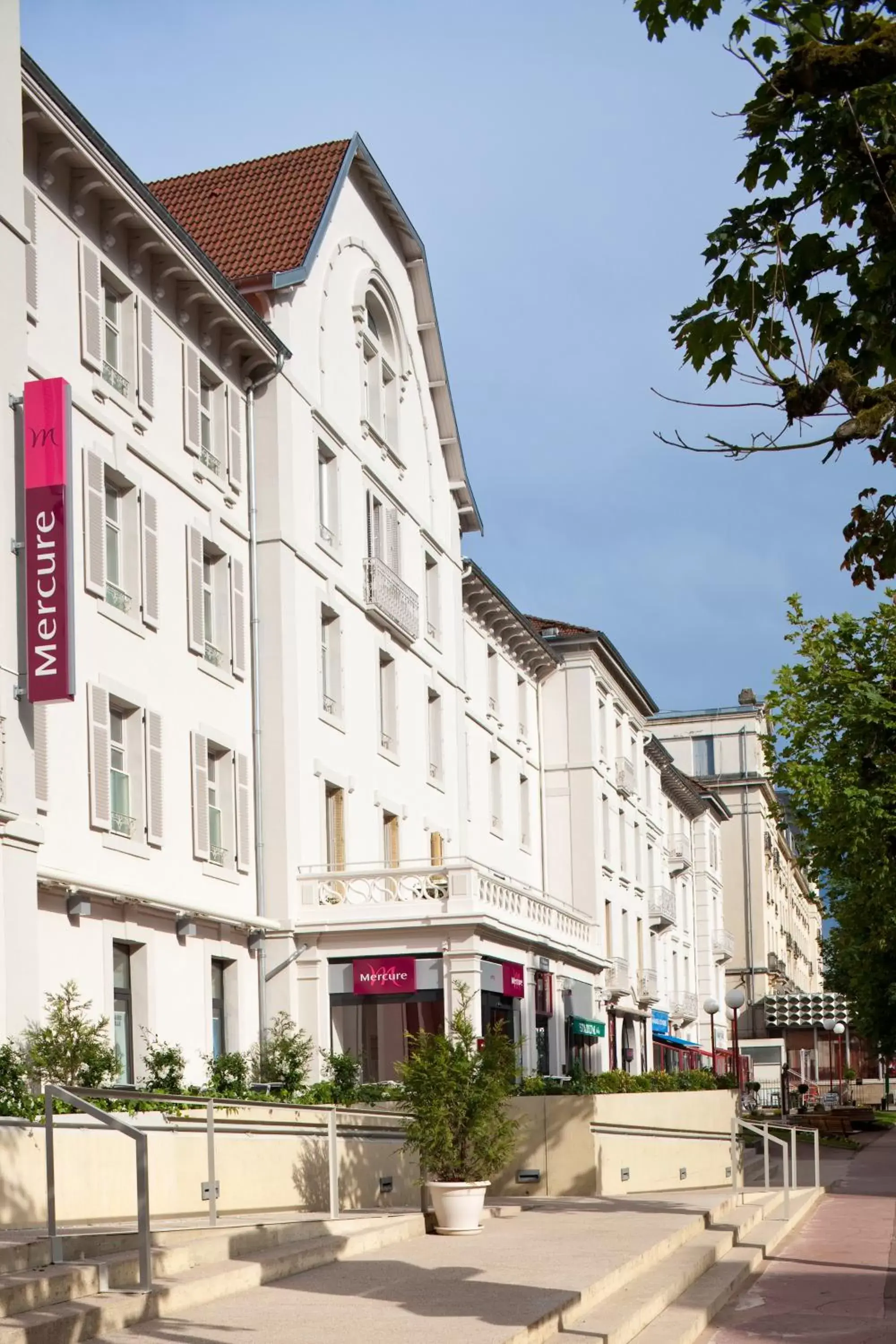 Facade/entrance, Property Building in Hôtel Mercure Vittel