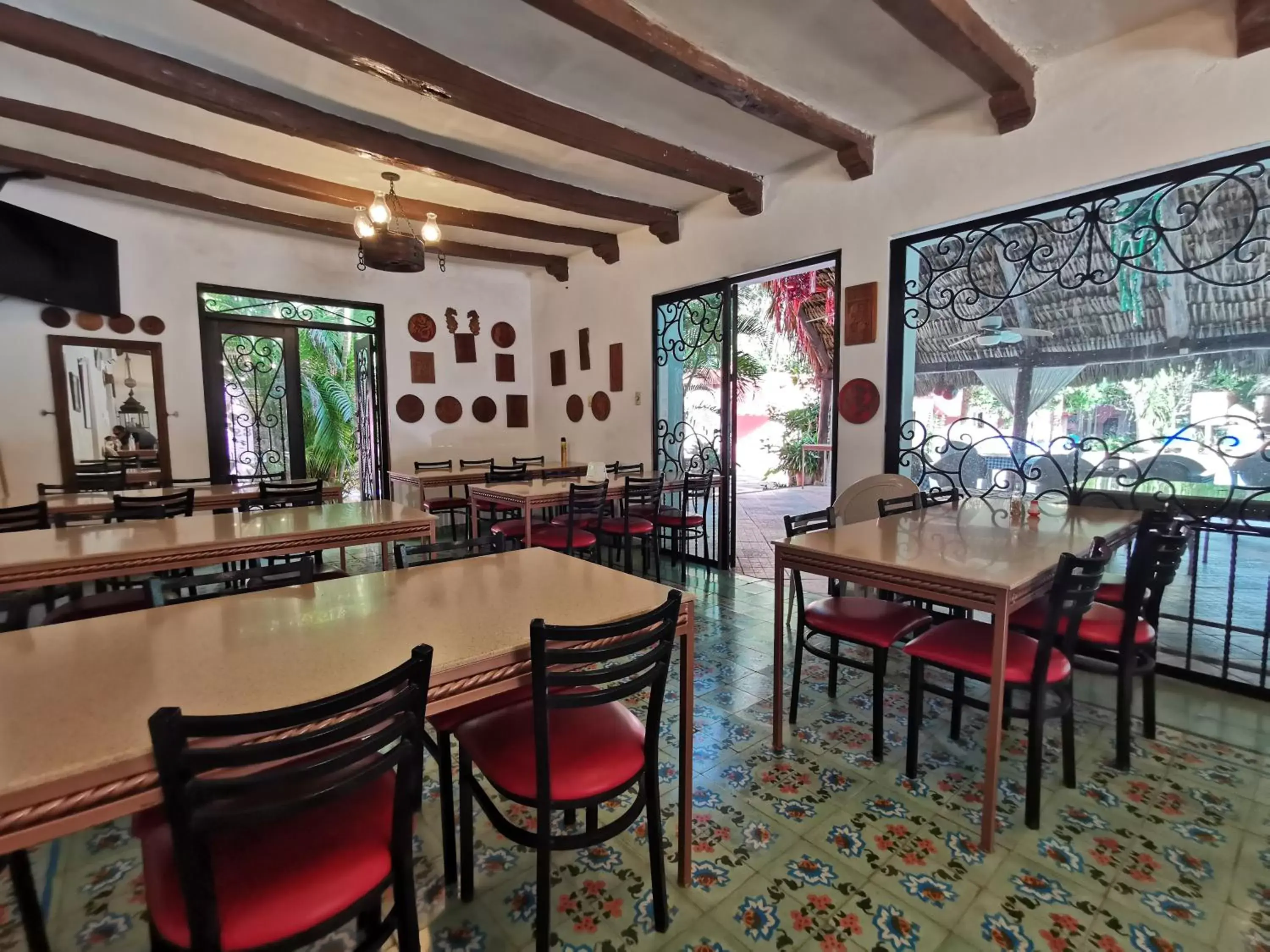 Restaurant/Places to Eat in Hotel Doralba Inn Chichen