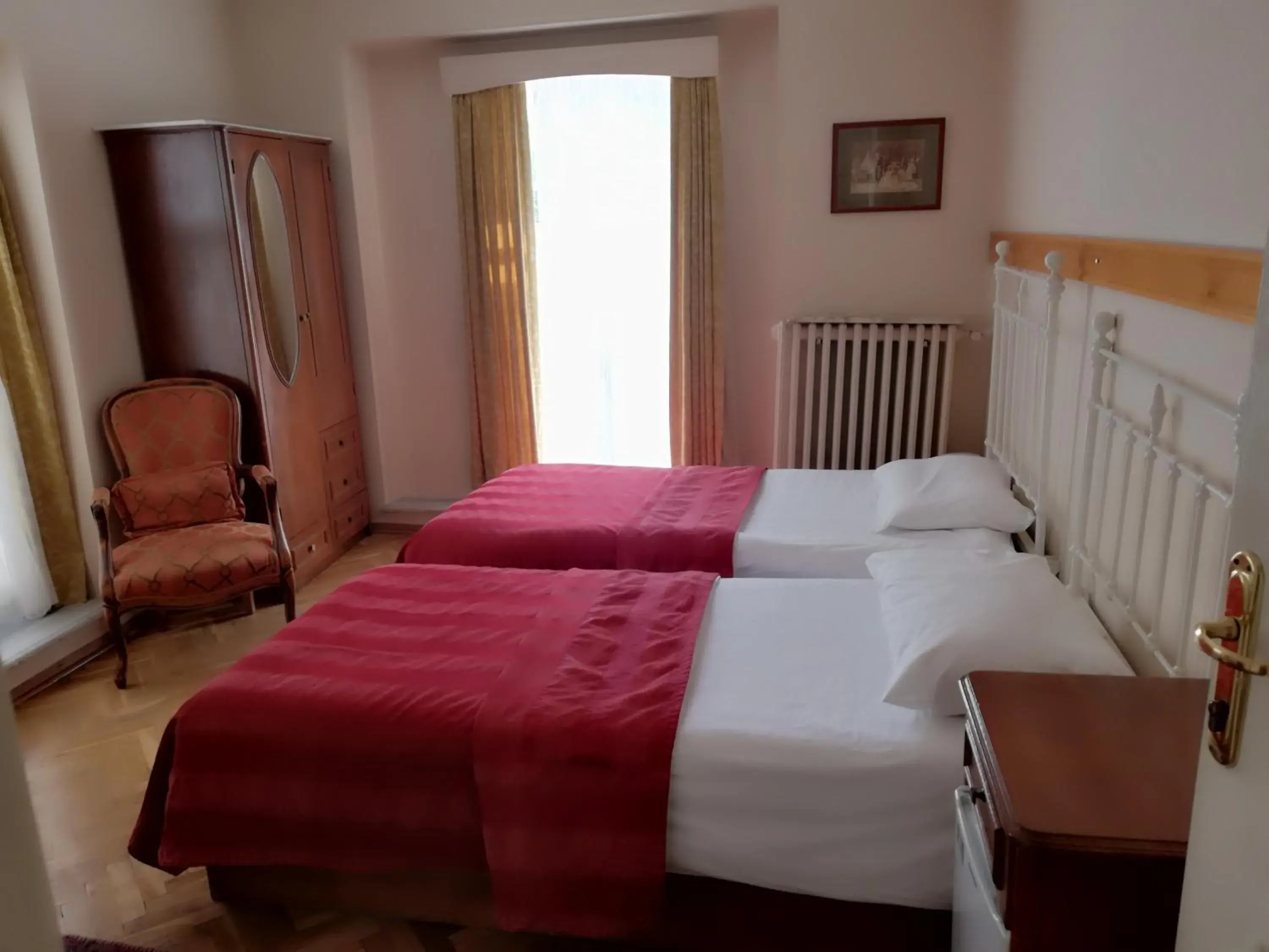 Photo of the whole room, Bed in Turkoman Hotel