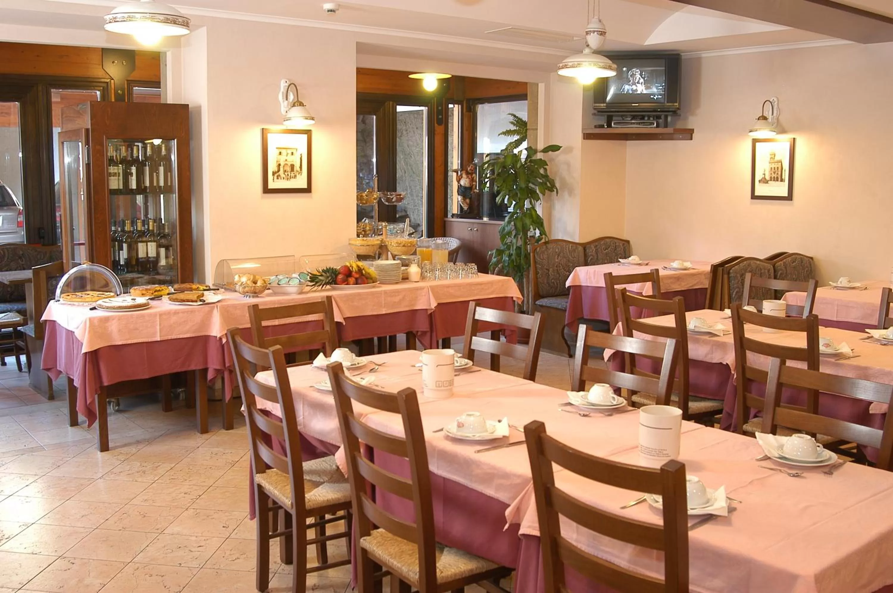 Restaurant/places to eat in Hotel Rosa