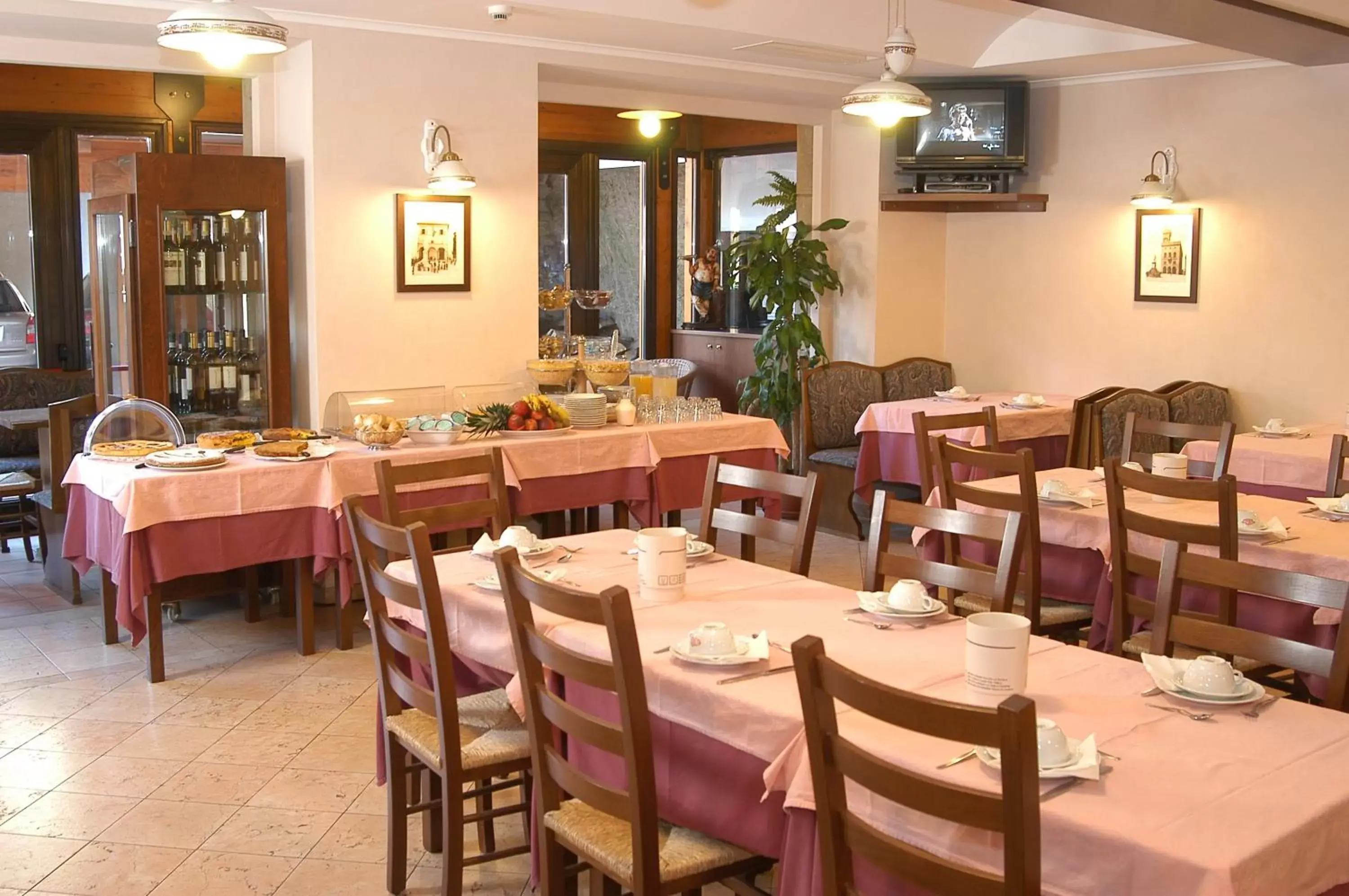 Restaurant/Places to Eat in Hotel Rosa