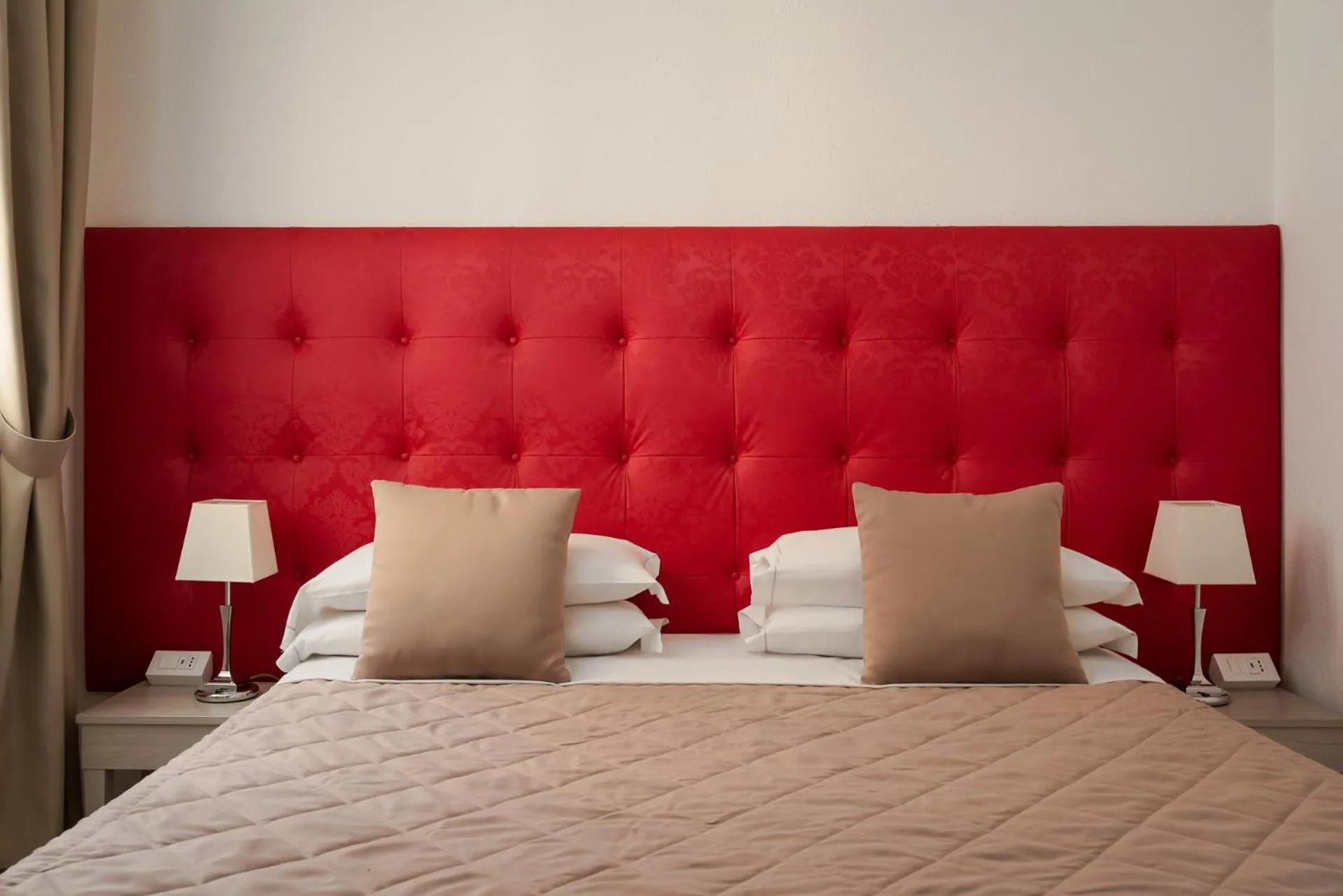 Photo of the whole room, Bed in Albergo Rossini 1936 Small & Charming