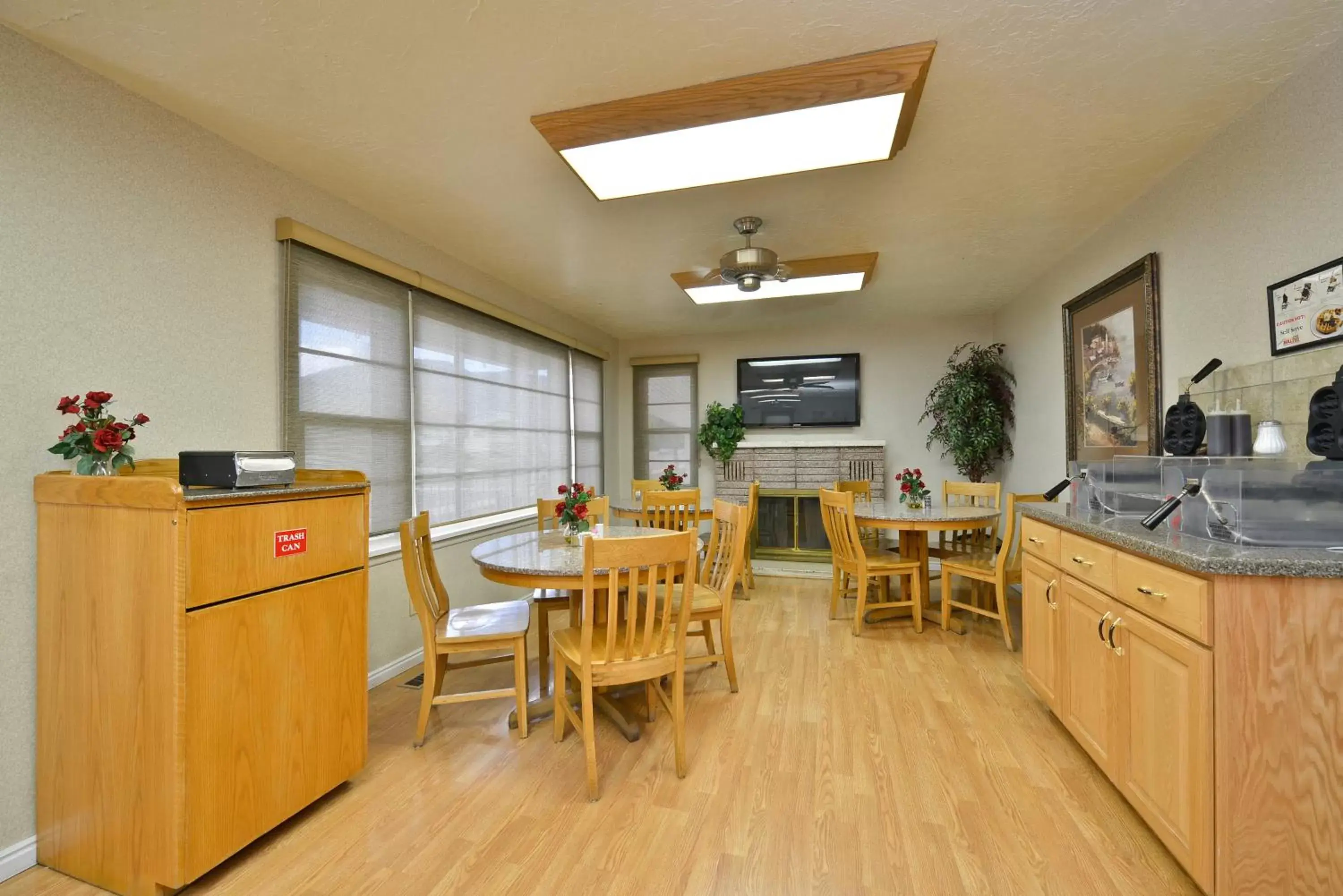 Buffet breakfast, Kitchen/Kitchenette in Abbey Inn Cedar City