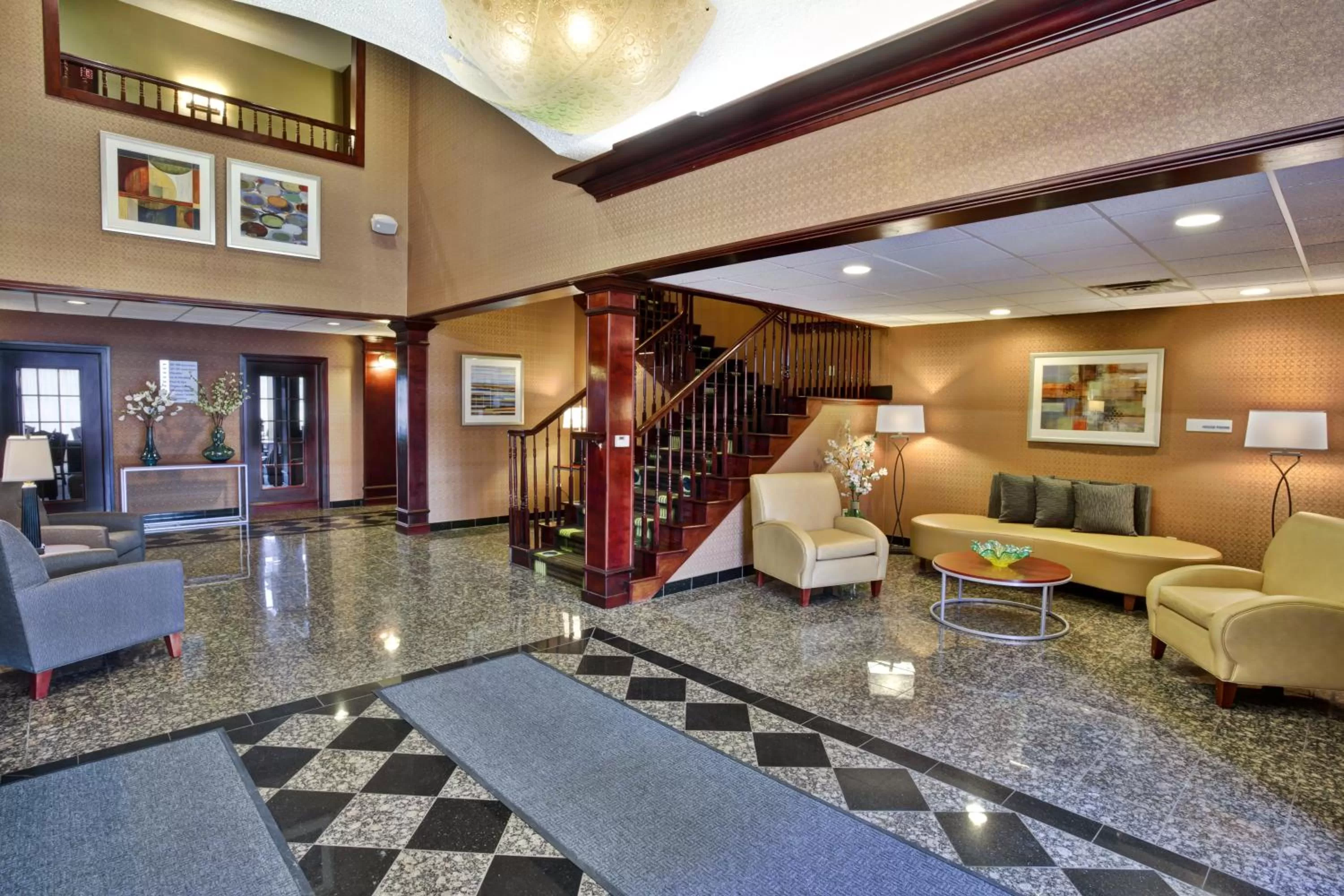 Lobby or reception in Holiday Inn Express Hotel & Suites Woodhaven by IHG