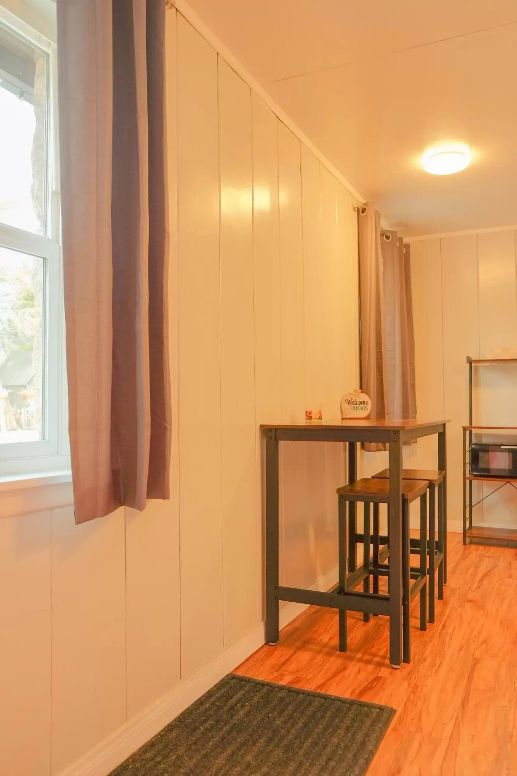 Kitchen or kitchenette, Dining Area in Sherwood Arms Motel