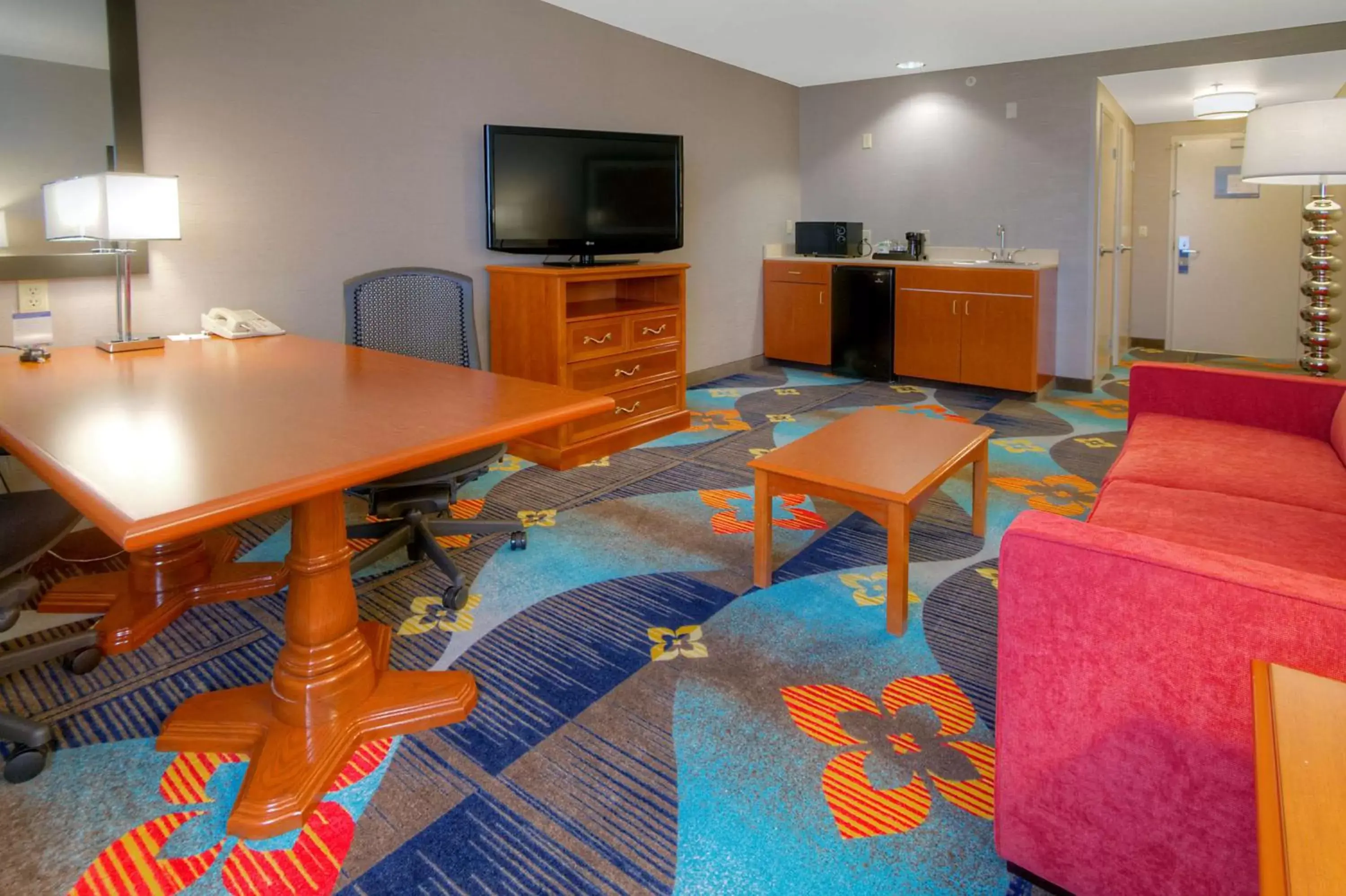 Living room, TV/Entertainment Center in Hampton Inn Milpitas