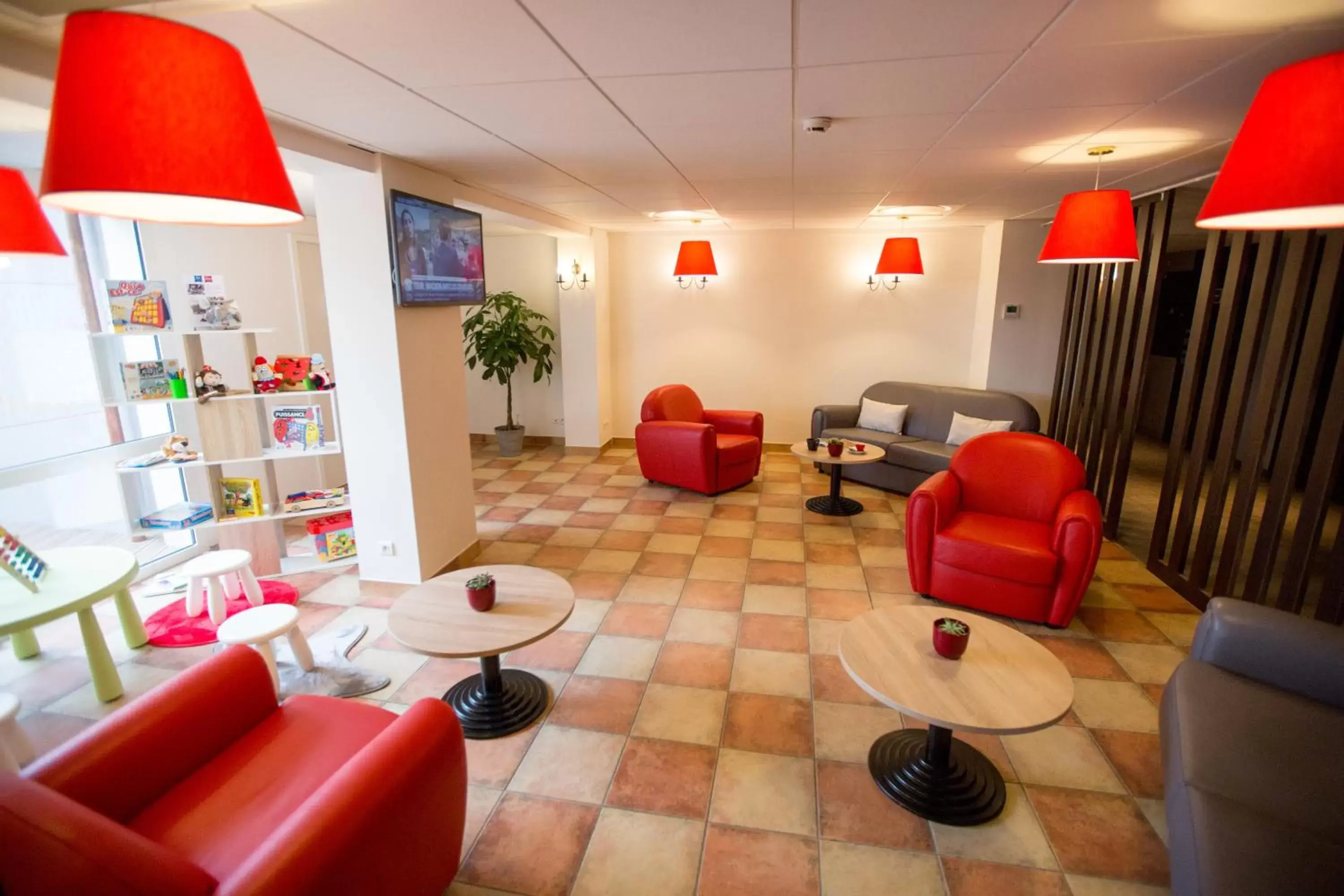 Communal lounge/ TV room, Lobby/Reception in ibis Cherbourg La Glacerie