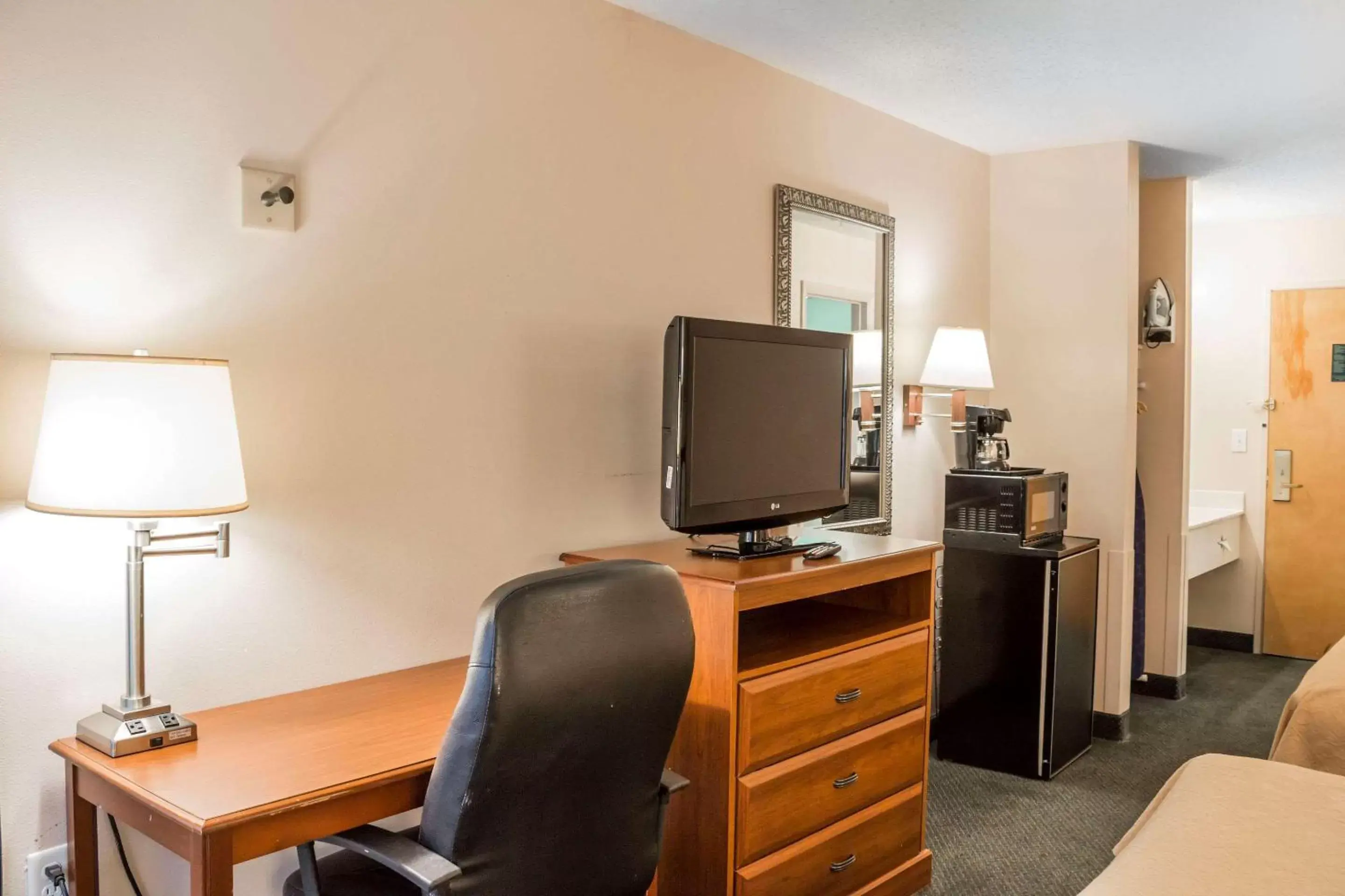 Bedroom, TV/Entertainment Center in Econo Lodge Raleigh near Walnut Creek Amphitheatre