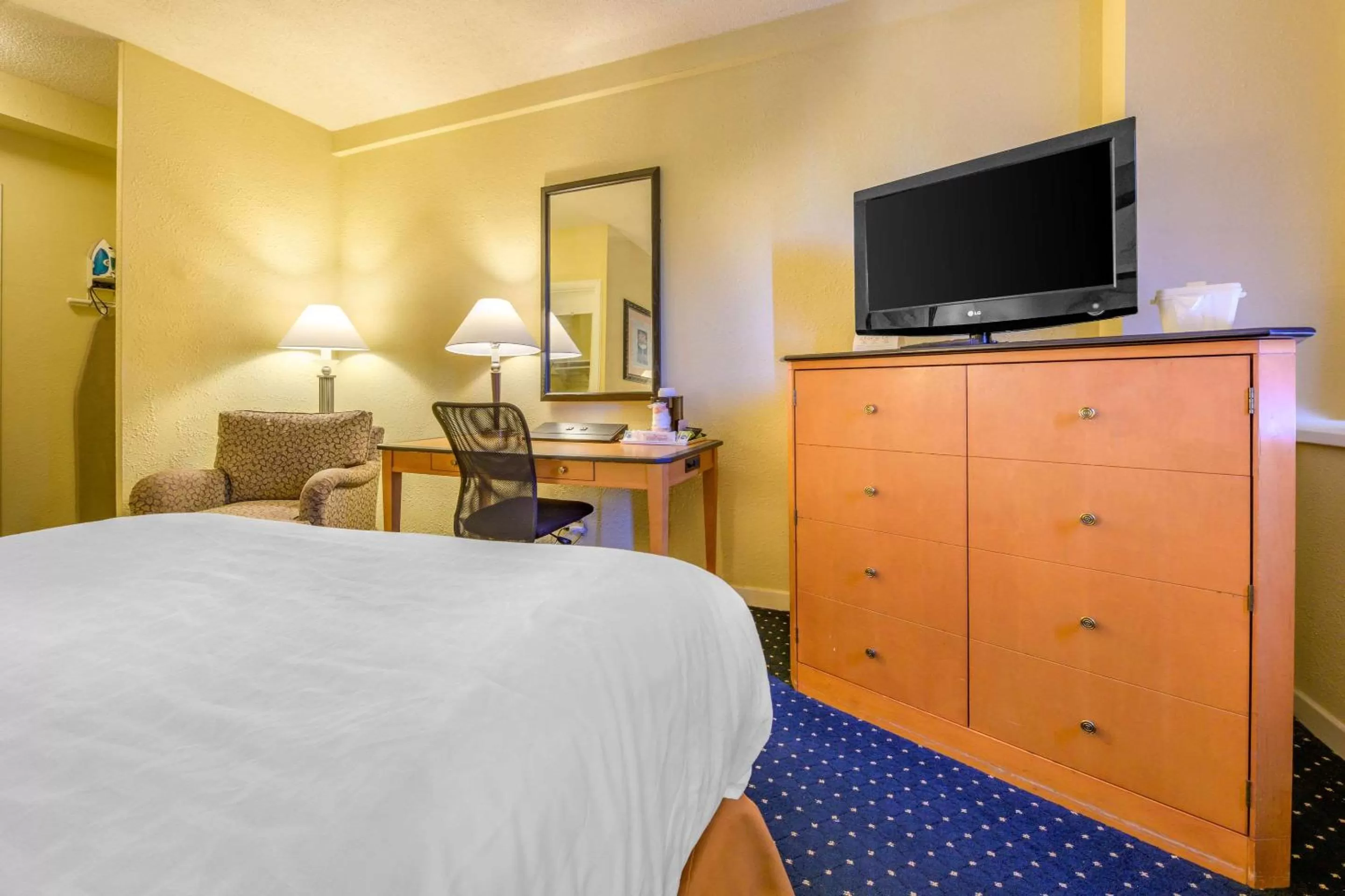 Photo of the whole room, Bed in Inn at Lebanon - Hershey & Manheim area