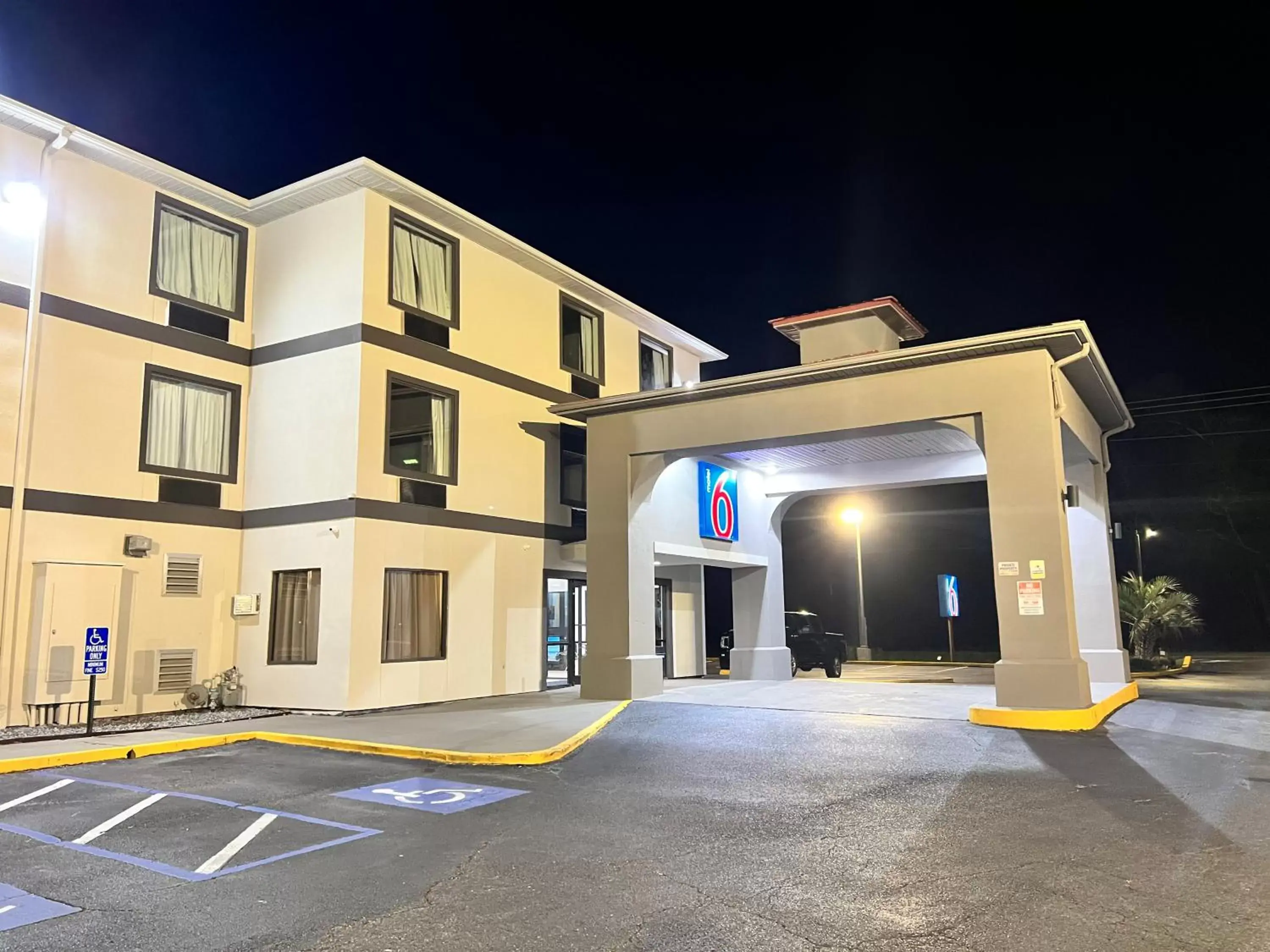 Property Building in Motel 6-Biloxi, MS - Ocean Springs