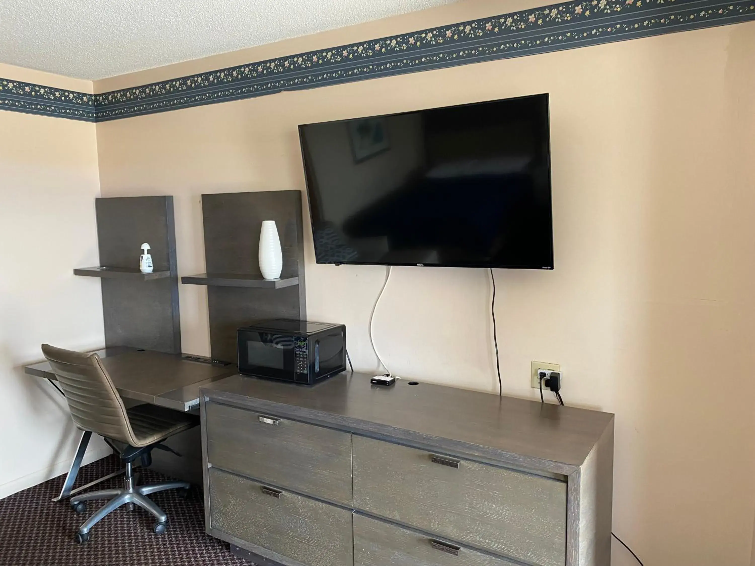 TV and multimedia, TV/Entertainment Center in Budget Inn of Sebring