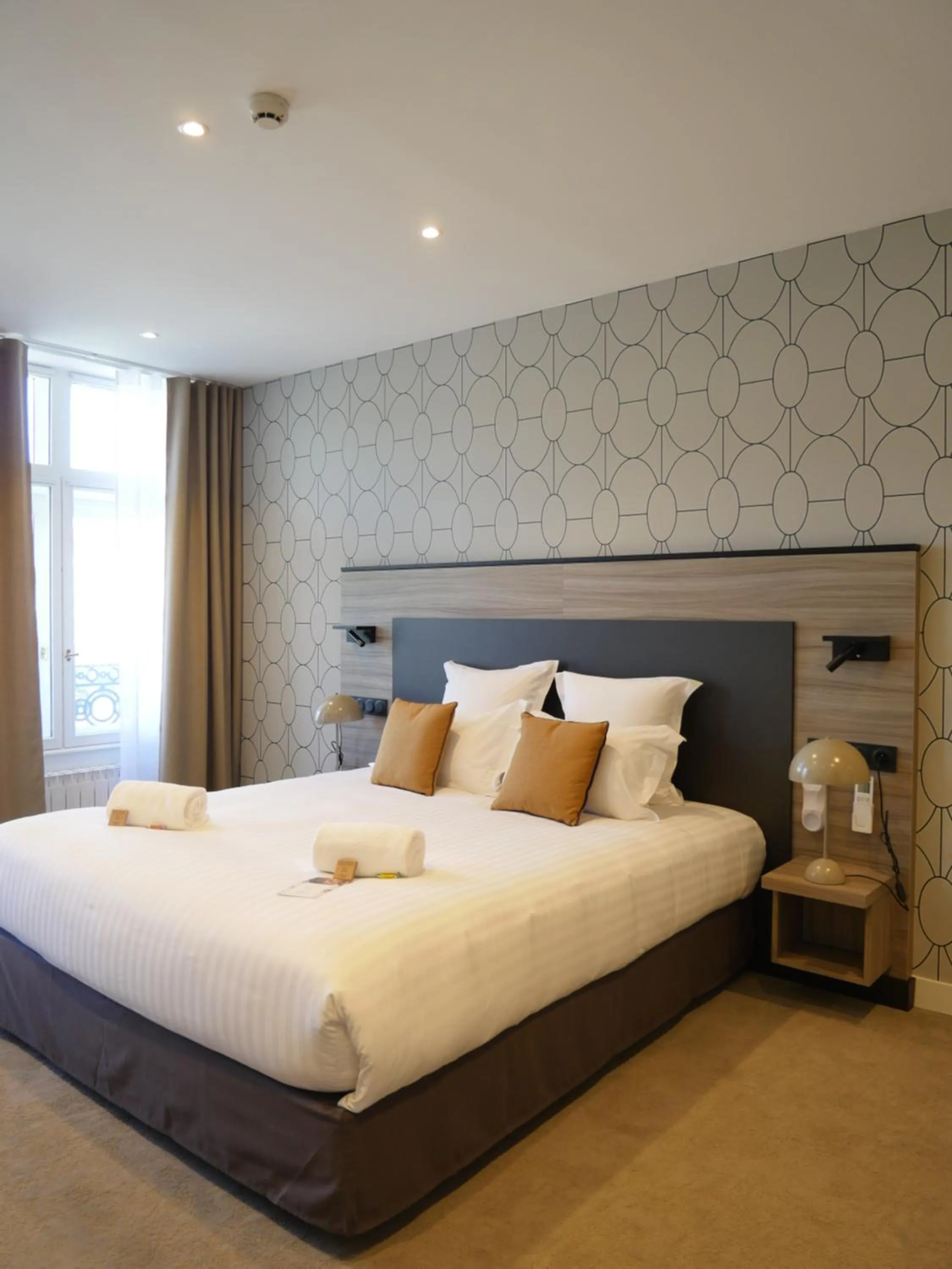 Bed in Le Phénix Hôtel