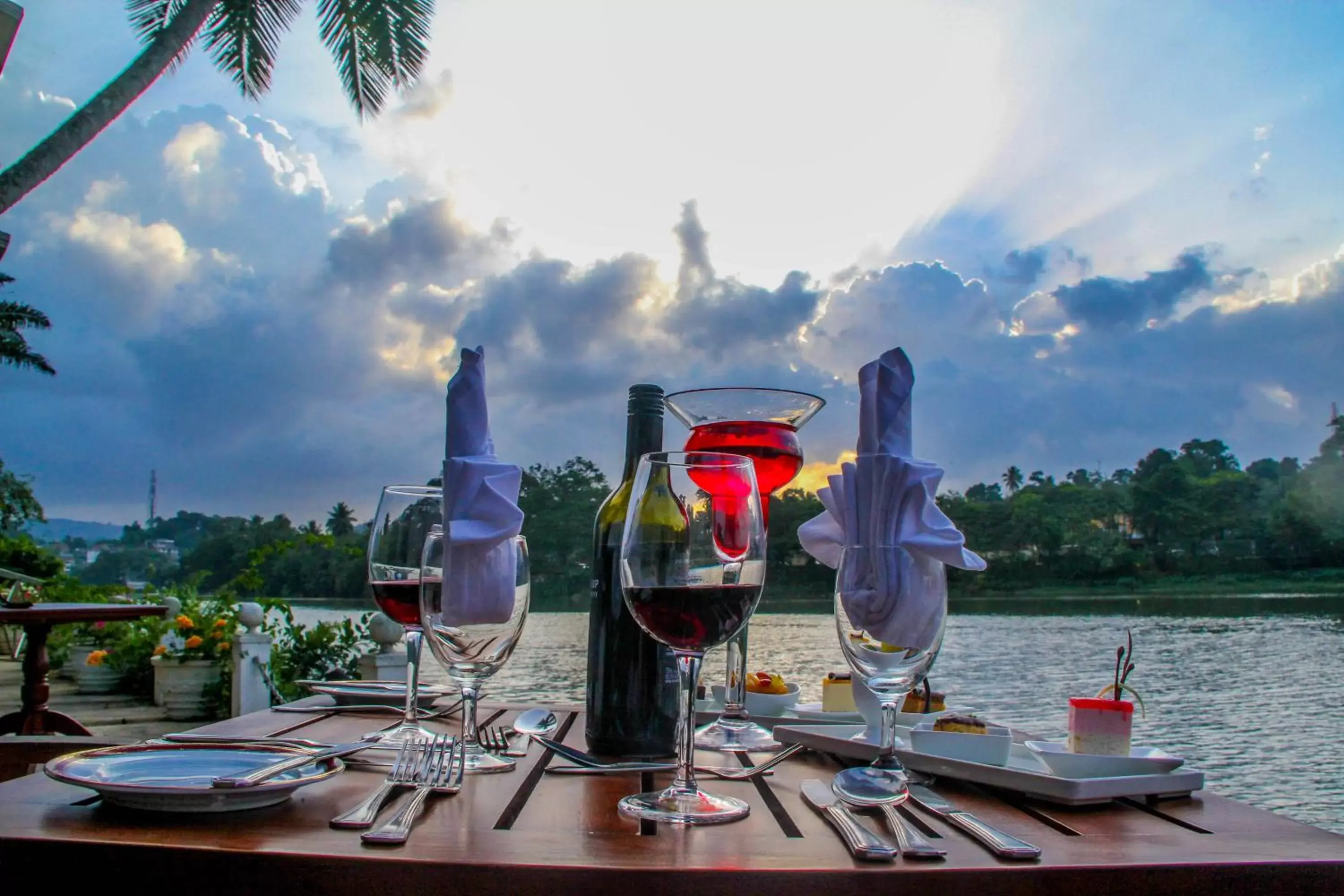 Restaurant/places to eat in Mahaweli Reach Hotel