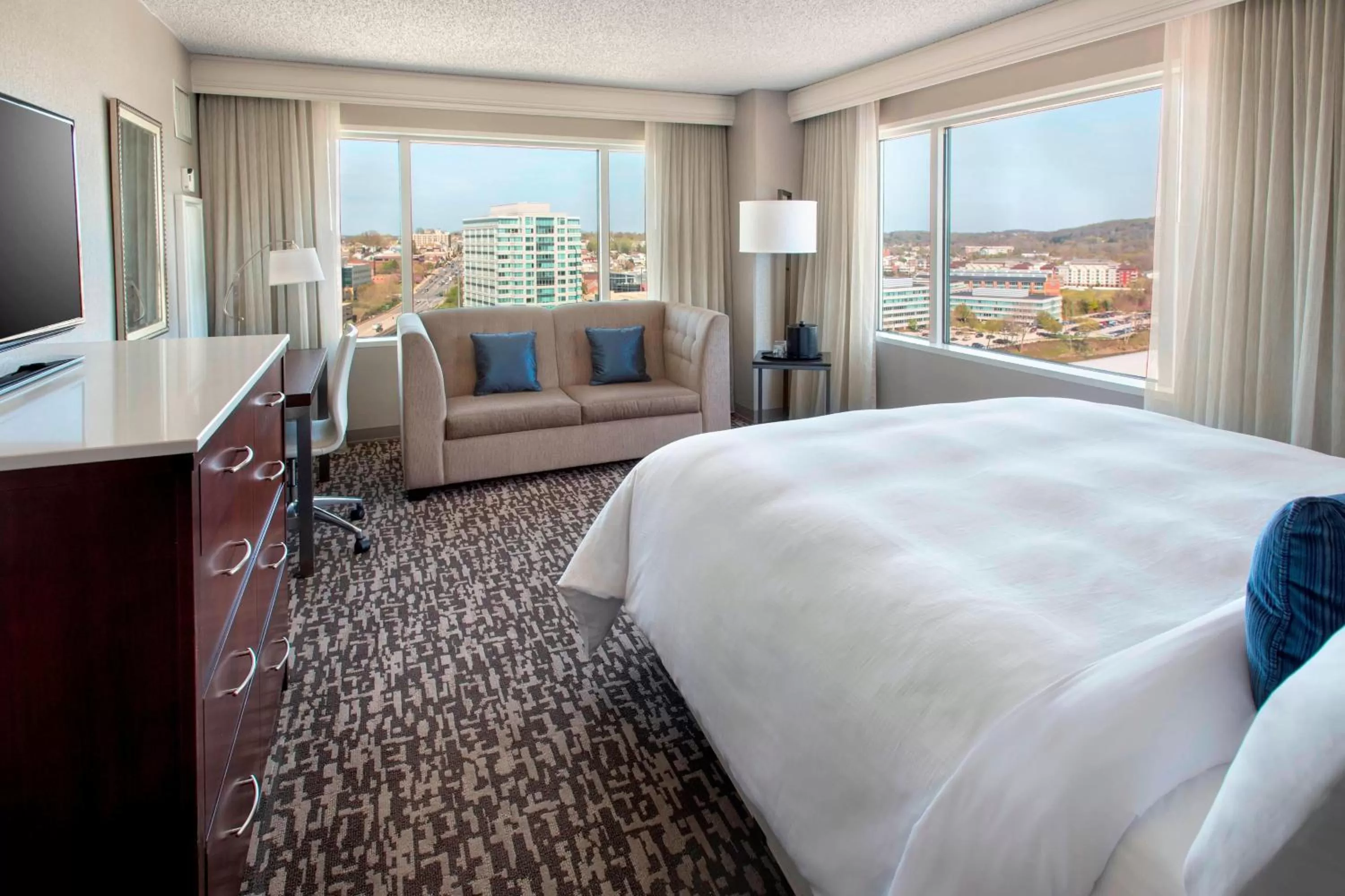 Photo of the whole room, Bed in Marriott Philadelphia West