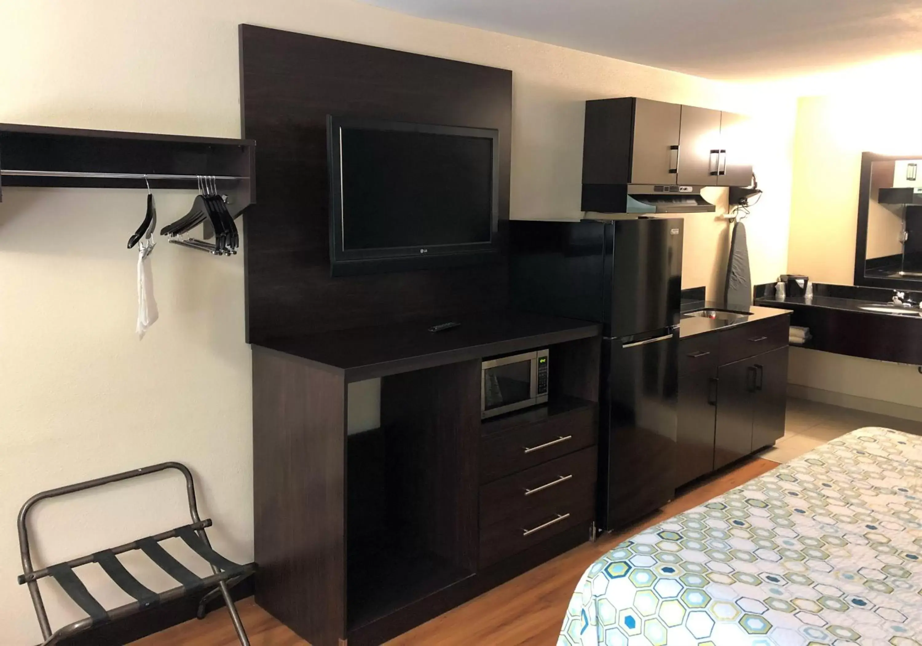 Photo of the whole room, Bed in HomeTowne Studios by Red Roof Bordentown - McGuire AFB Photo of the whole room, Bed in HomeTowne Studios by Red Roof Bordentown - McGuire AFB