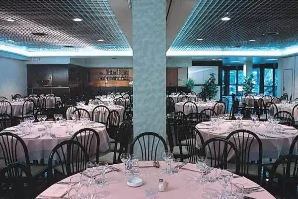 Restaurant/Places to Eat in Hotel Aurora