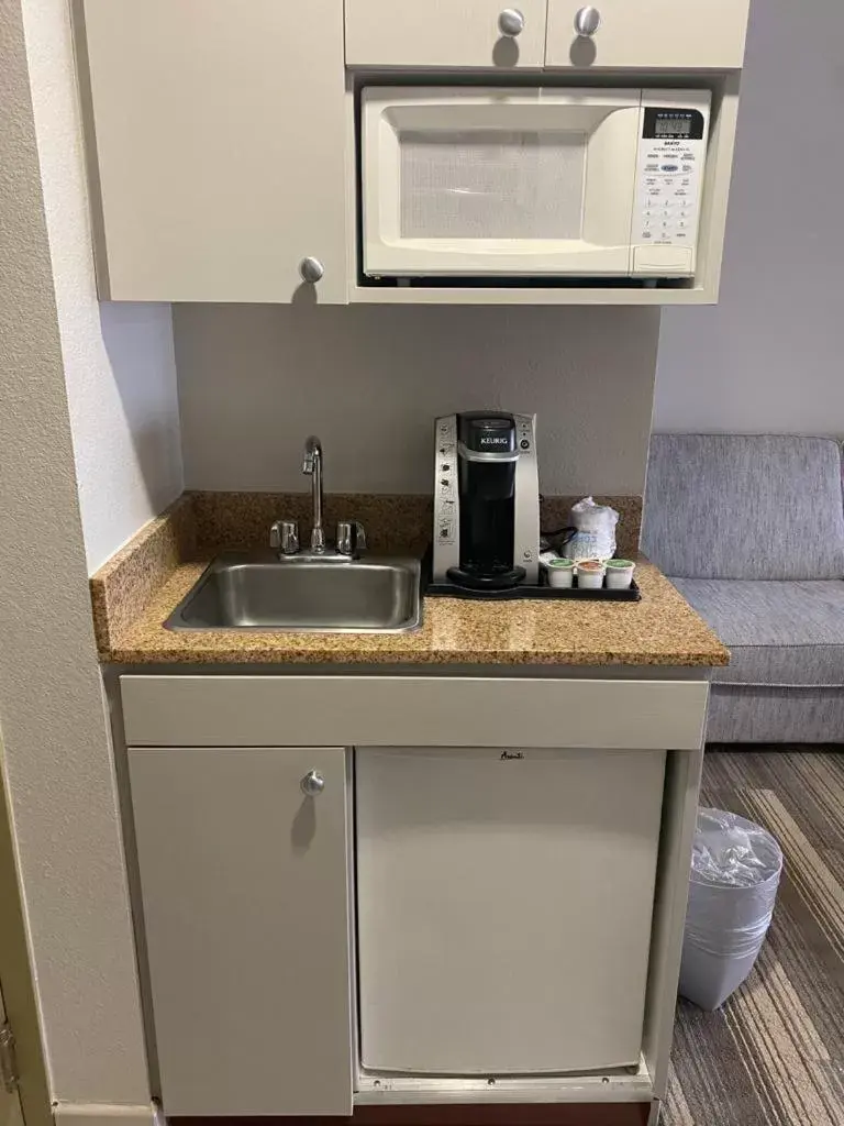 Coffee/tea facilities, Kitchen/Kitchenette in Hotel Marguerite Anaheim - Garden Grove, Trademark Collection