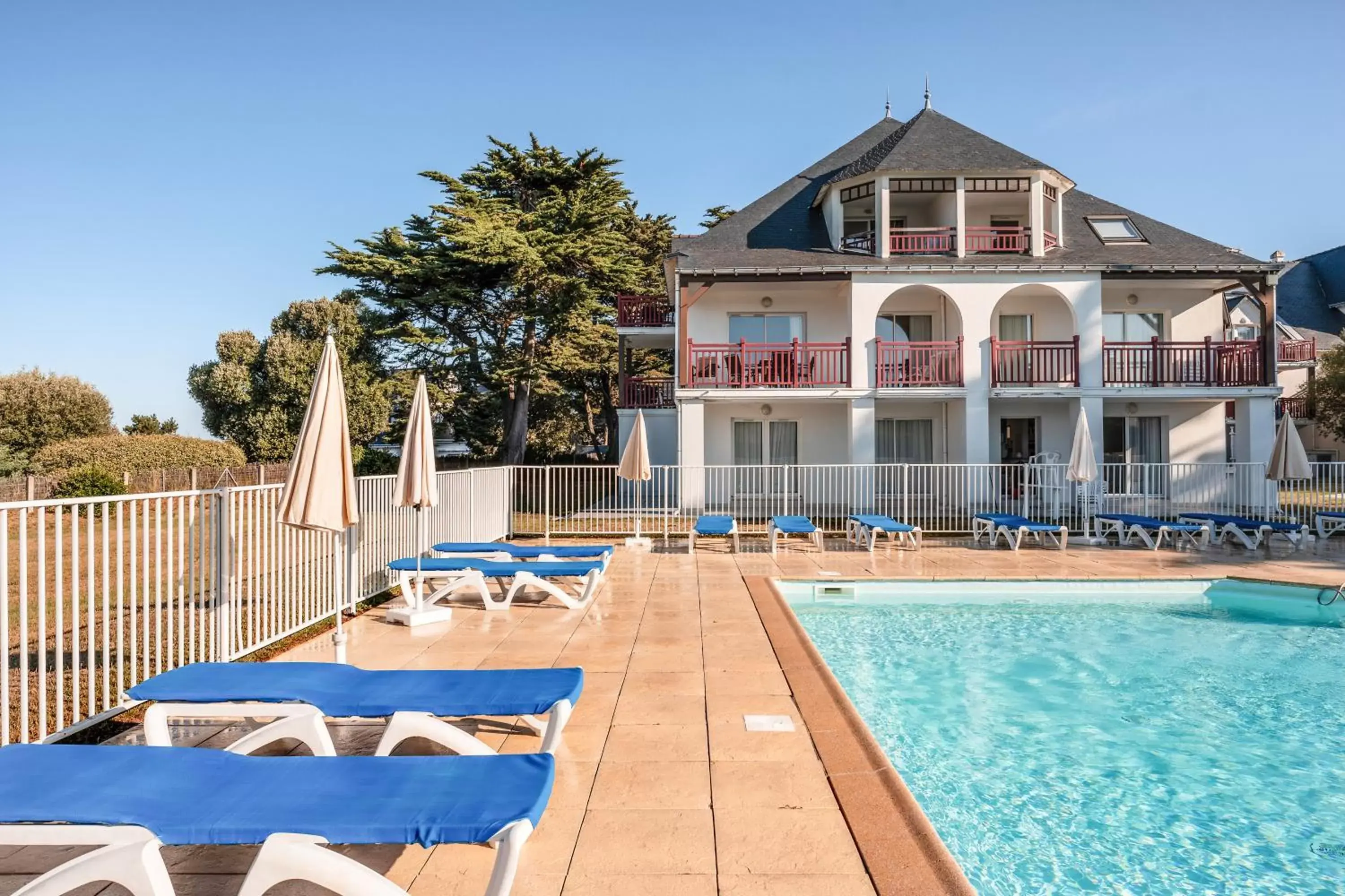 Property building, Swimming Pool in Résidence Pierre & Vacances Premium Le Domaine de Cramphore