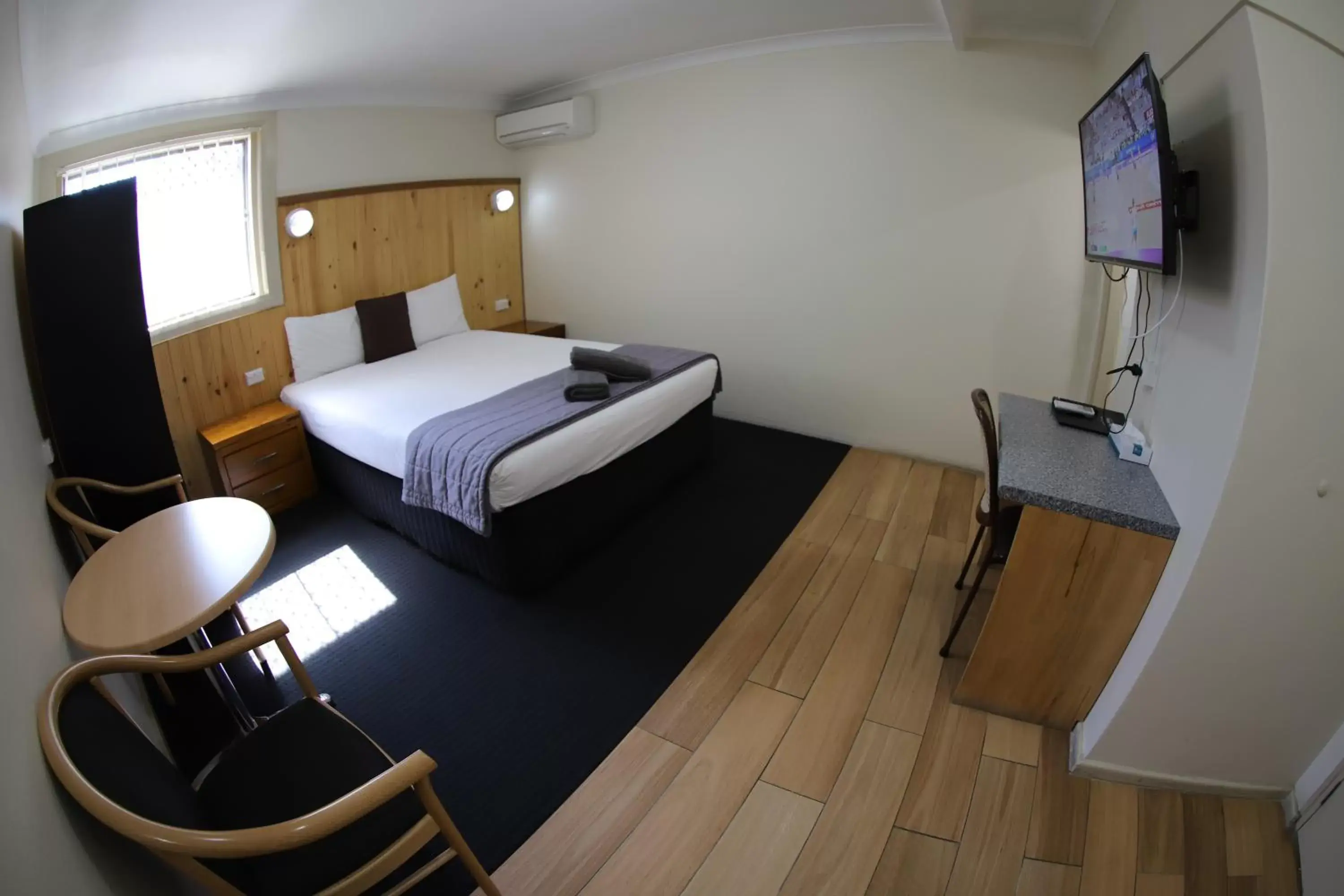 TV and multimedia, Bed in Sleepy Hill Motor Inn