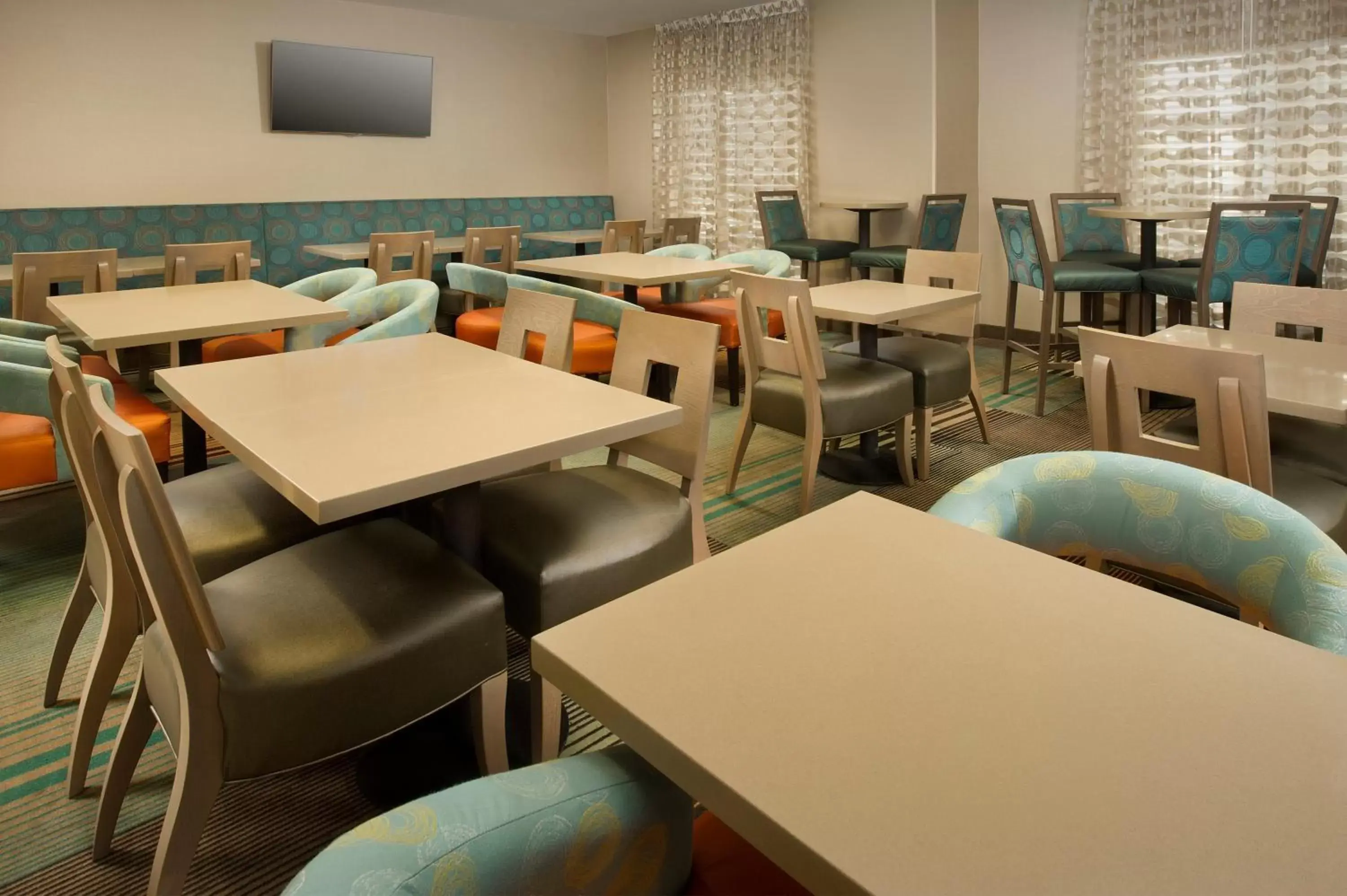 Restaurant/Places to Eat in Holiday Inn Express & Suites DFW Airport - Grapevine, an IHG Hotel