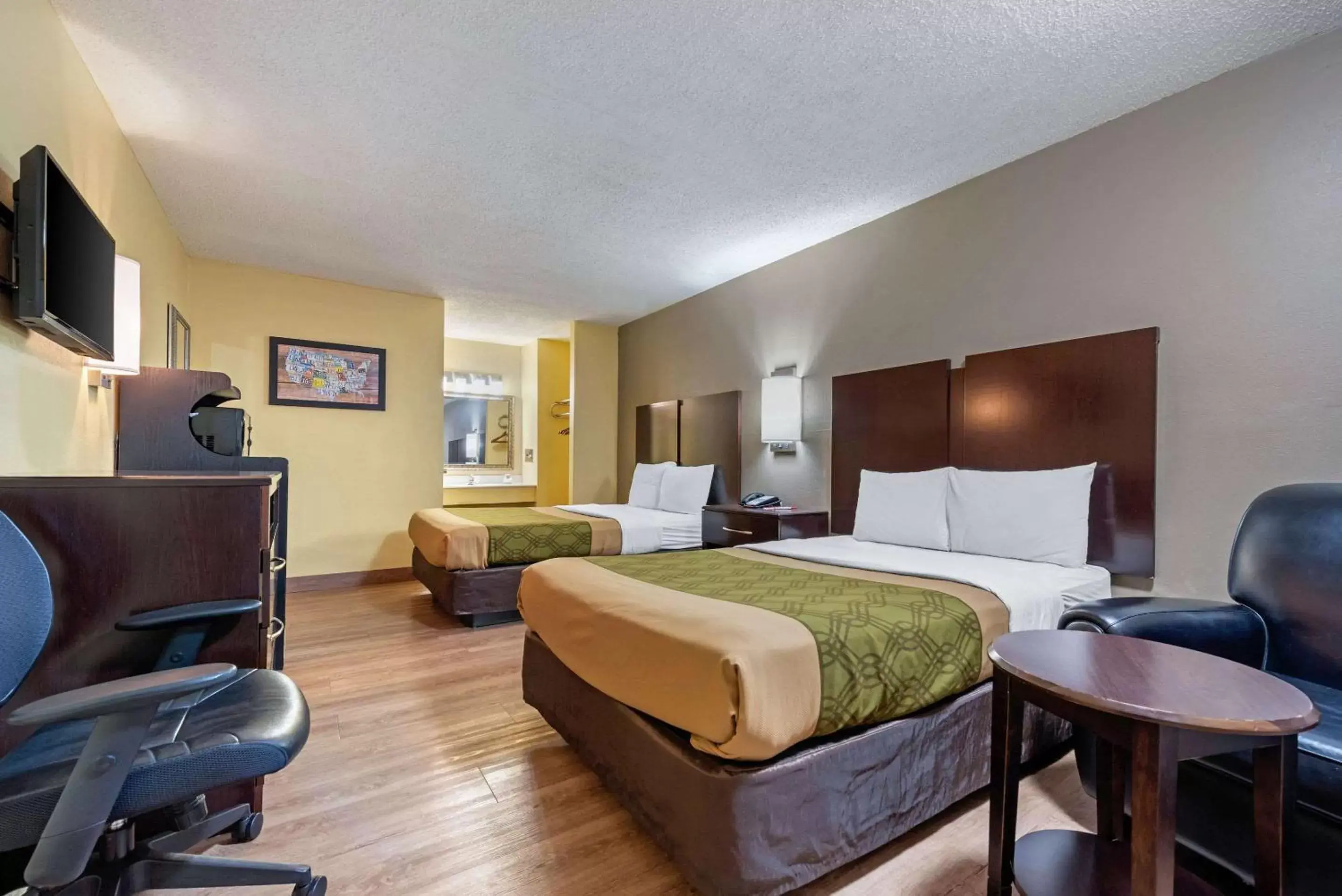 Double Room with Two Double Beds - Smoking in Econo Lodge Double Room with Two Double Beds - Smoking in Econo Lodge