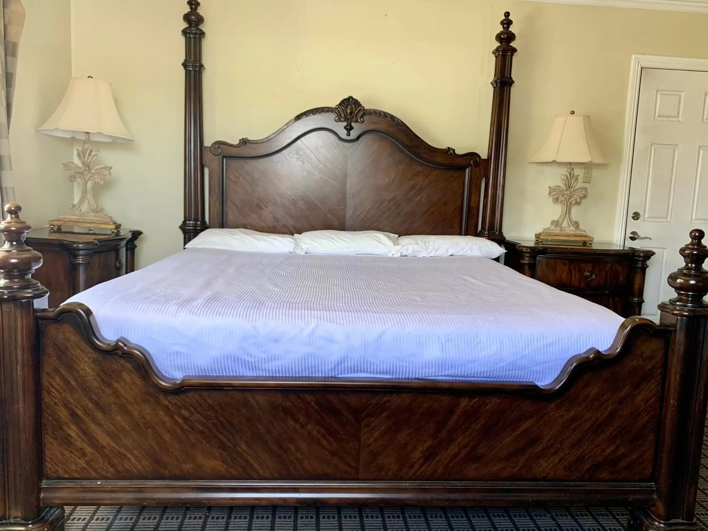 Bed in Viking Motel-Ventura
