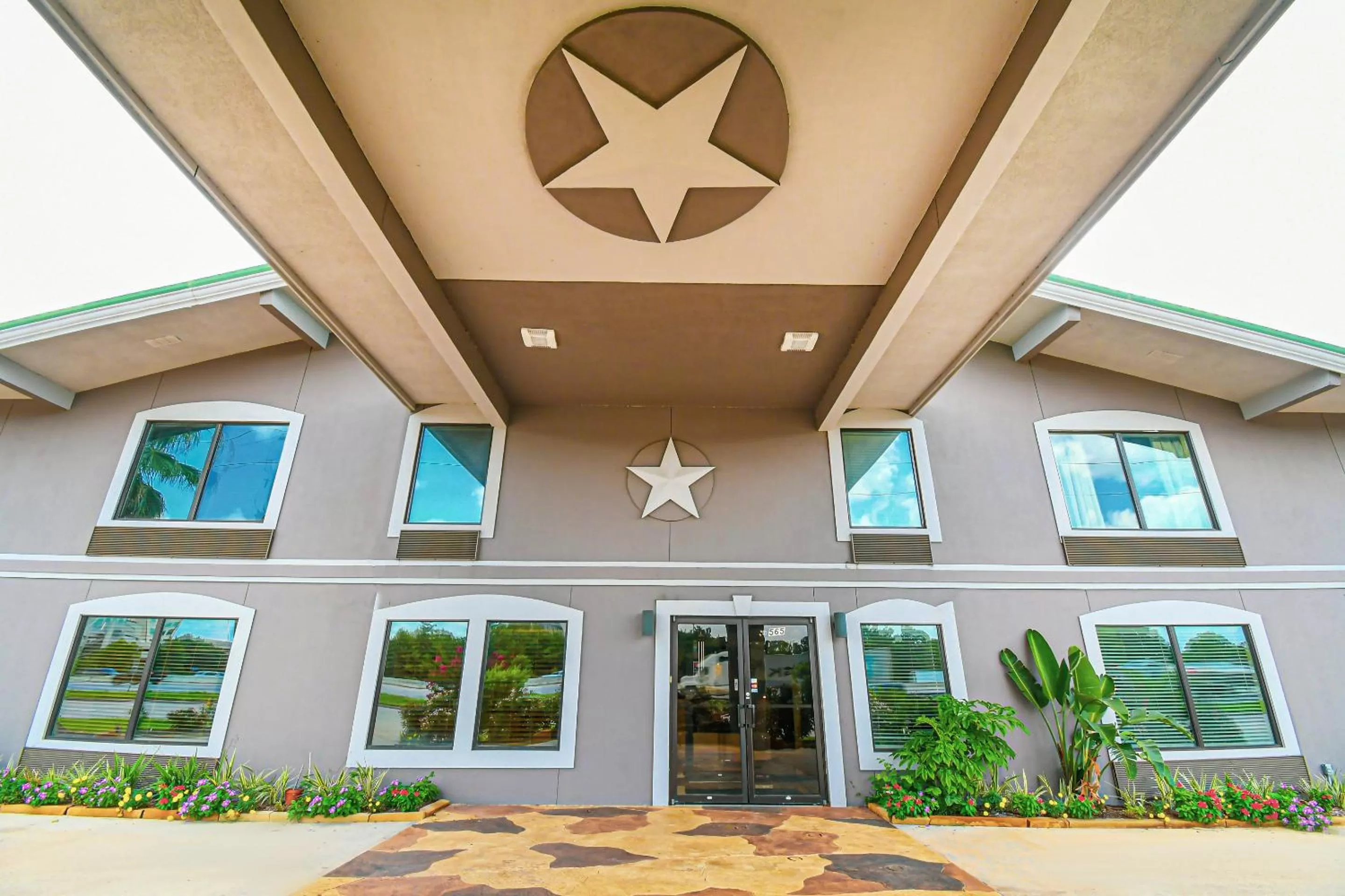 Property Building in OYO Hotel Shenandoah Woodlands Mall