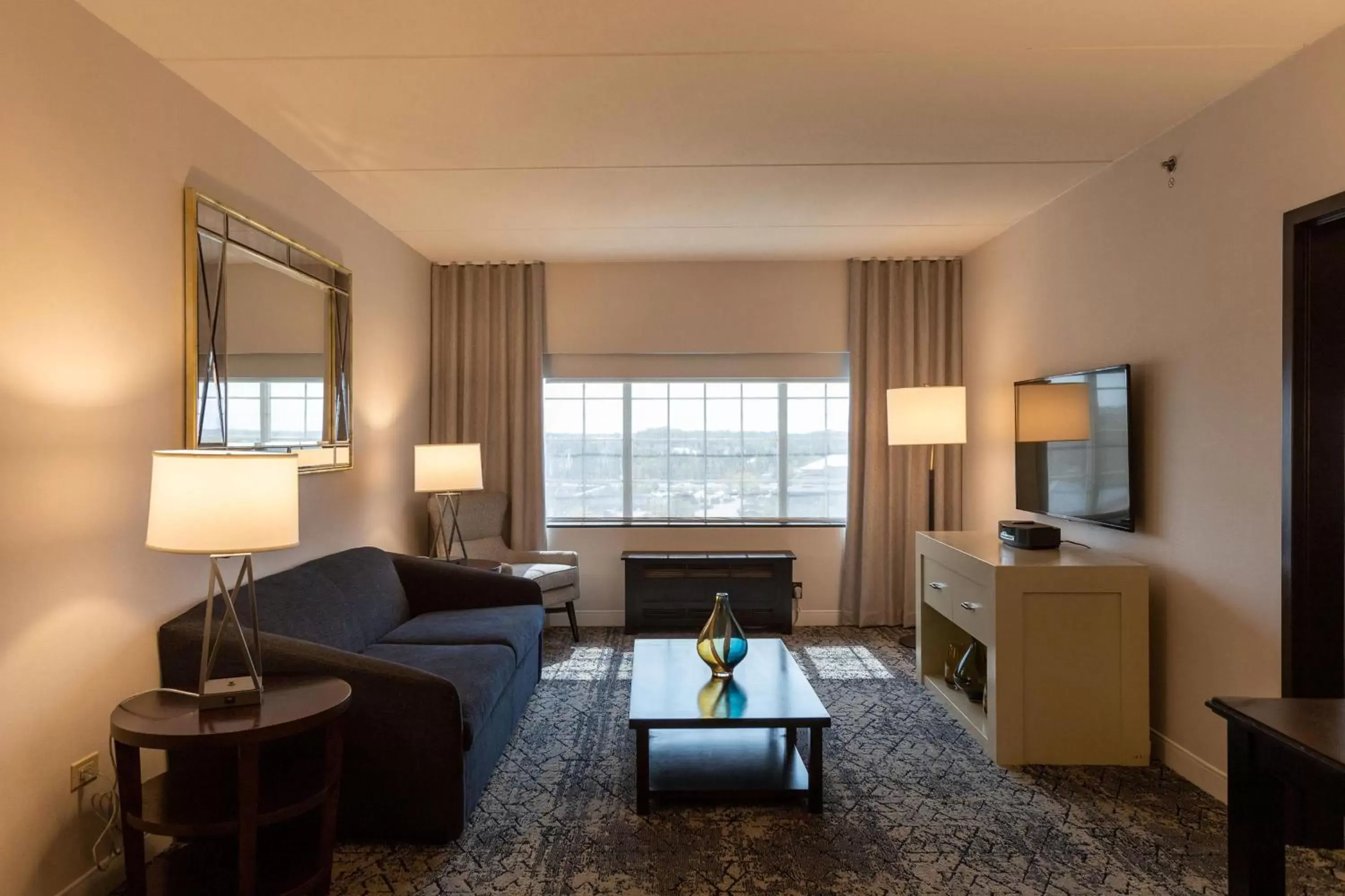 Bedroom, Seating Area in Sheraton Chicago Northbrook