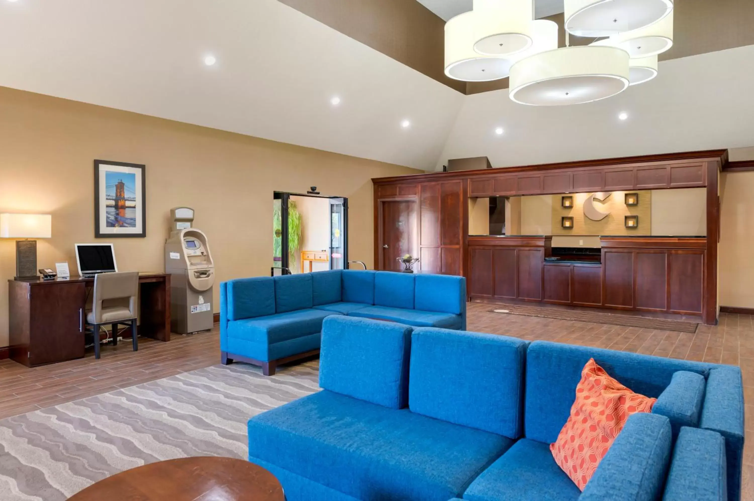 Lobby or reception, Seating Area in Comfort Inn & Suites Cincinnati Eastgate