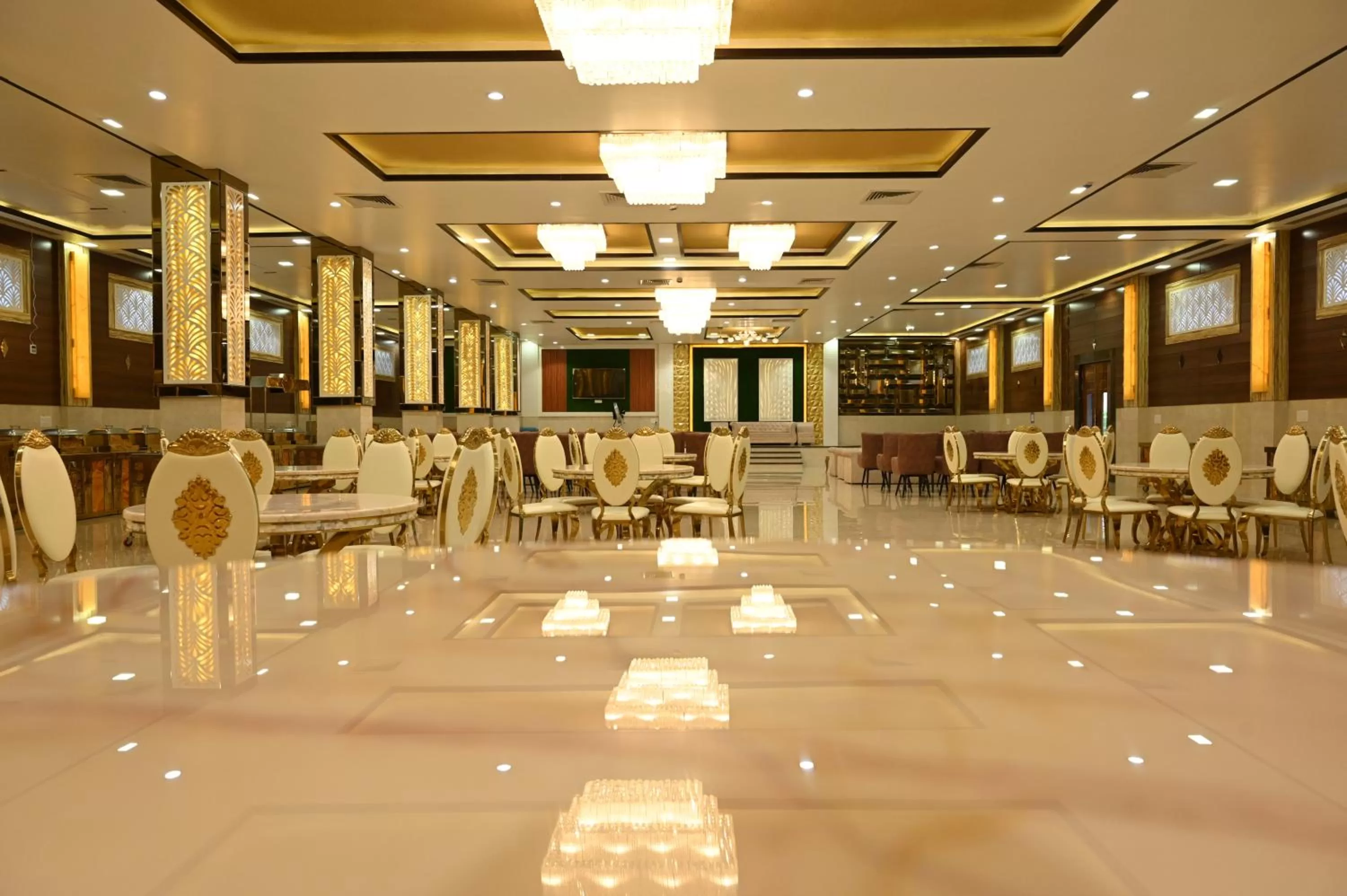 Restaurant/places to eat in Hotel Vasdaa Grand