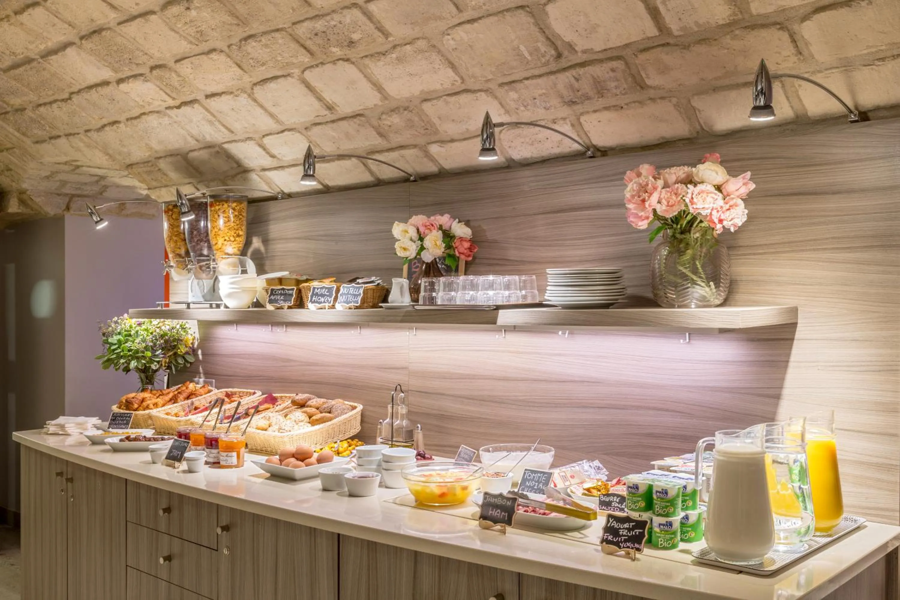 Food and drinks in Sure Hotel by Best Western Paris Gare du Nord