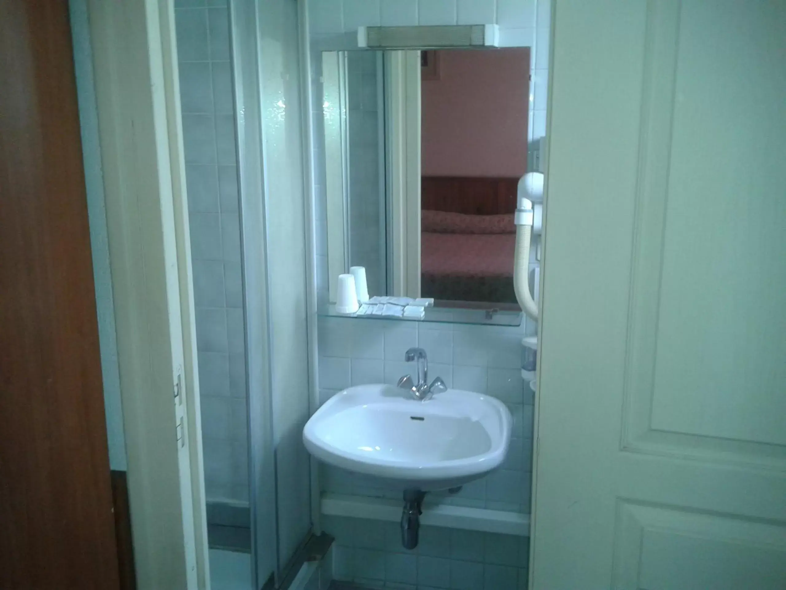 Bathroom in Hôtel du Nord
