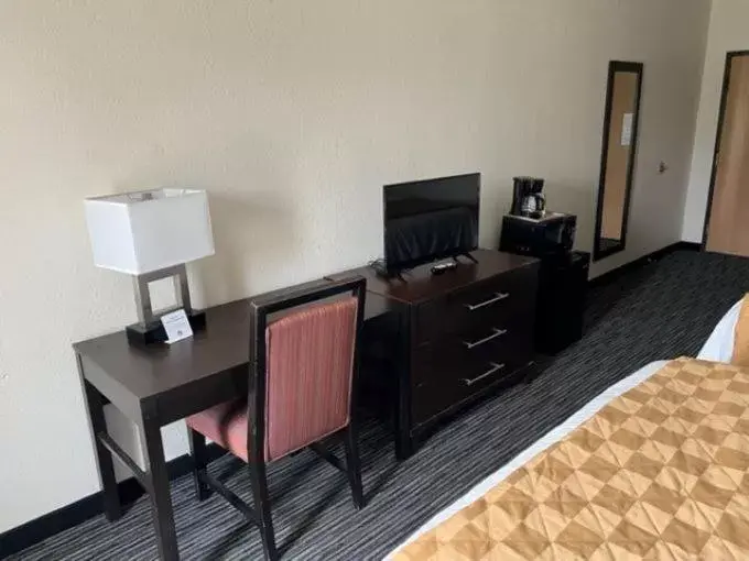 TV/Entertainment Center in American Inn and Suites Houghton Lake
