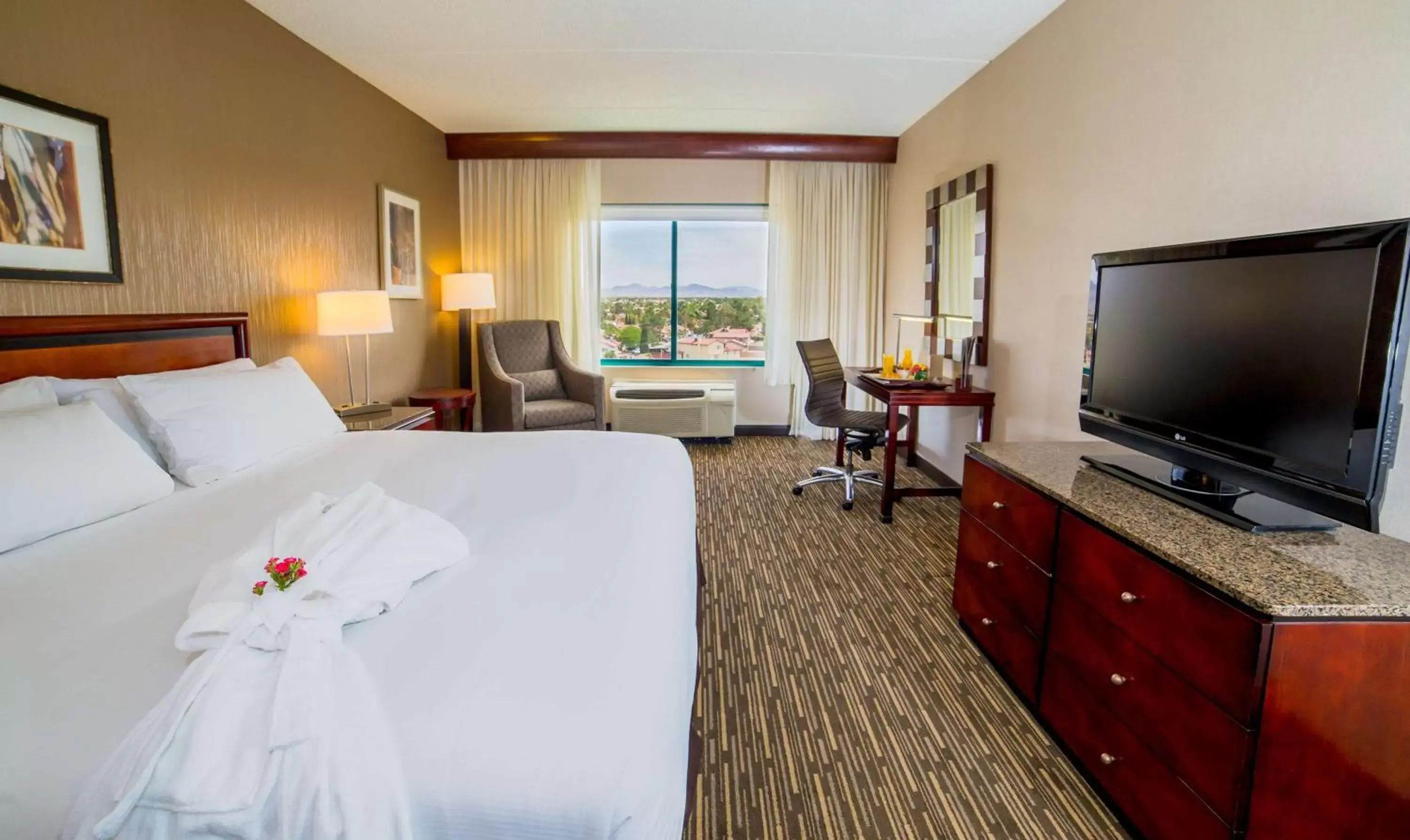 Bed, TV/Entertainment Center in DoubleTree by Hilton Las Vegas Airport