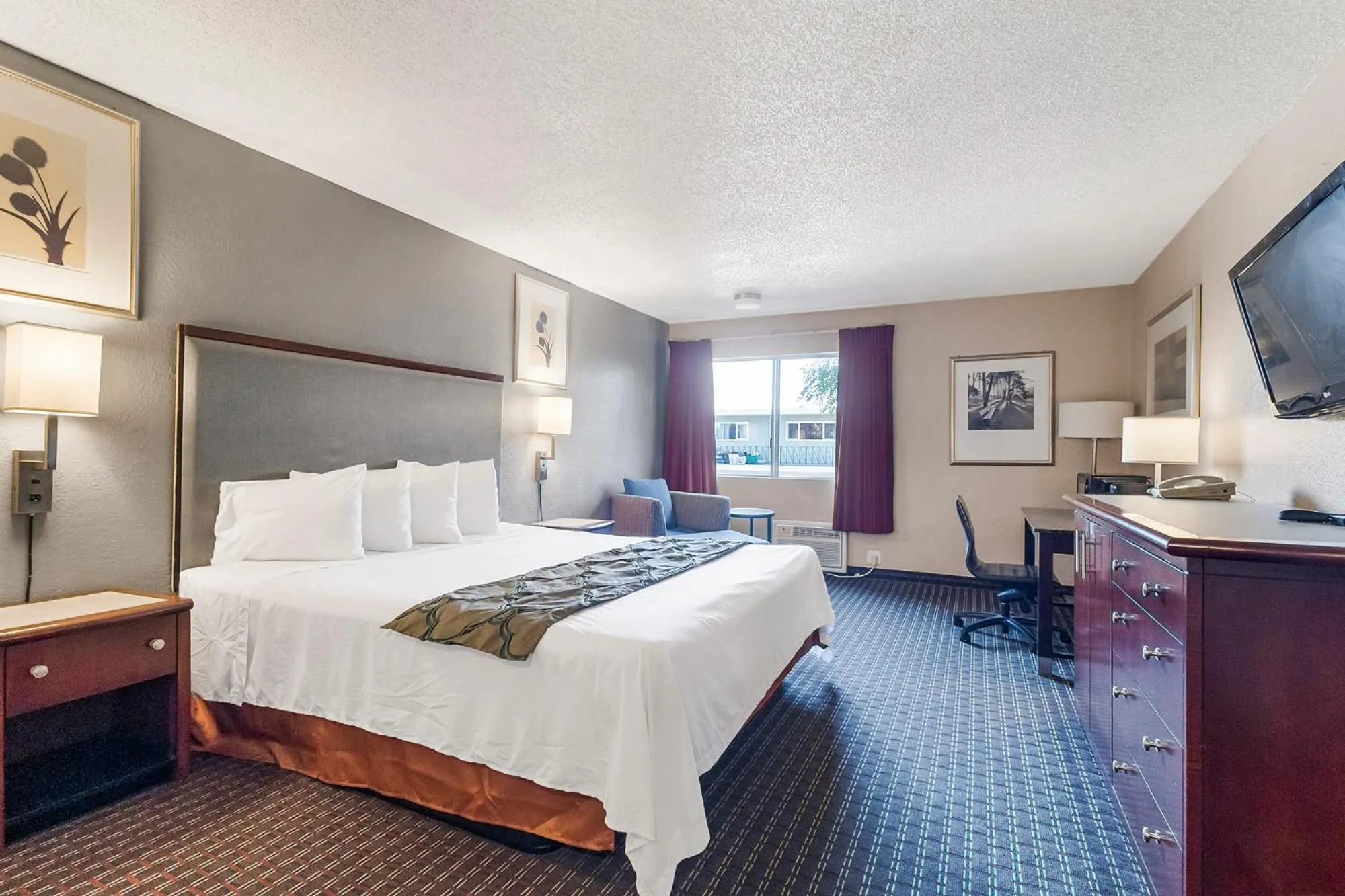 Bedroom, Bed in Heritage Inn Express Hayward