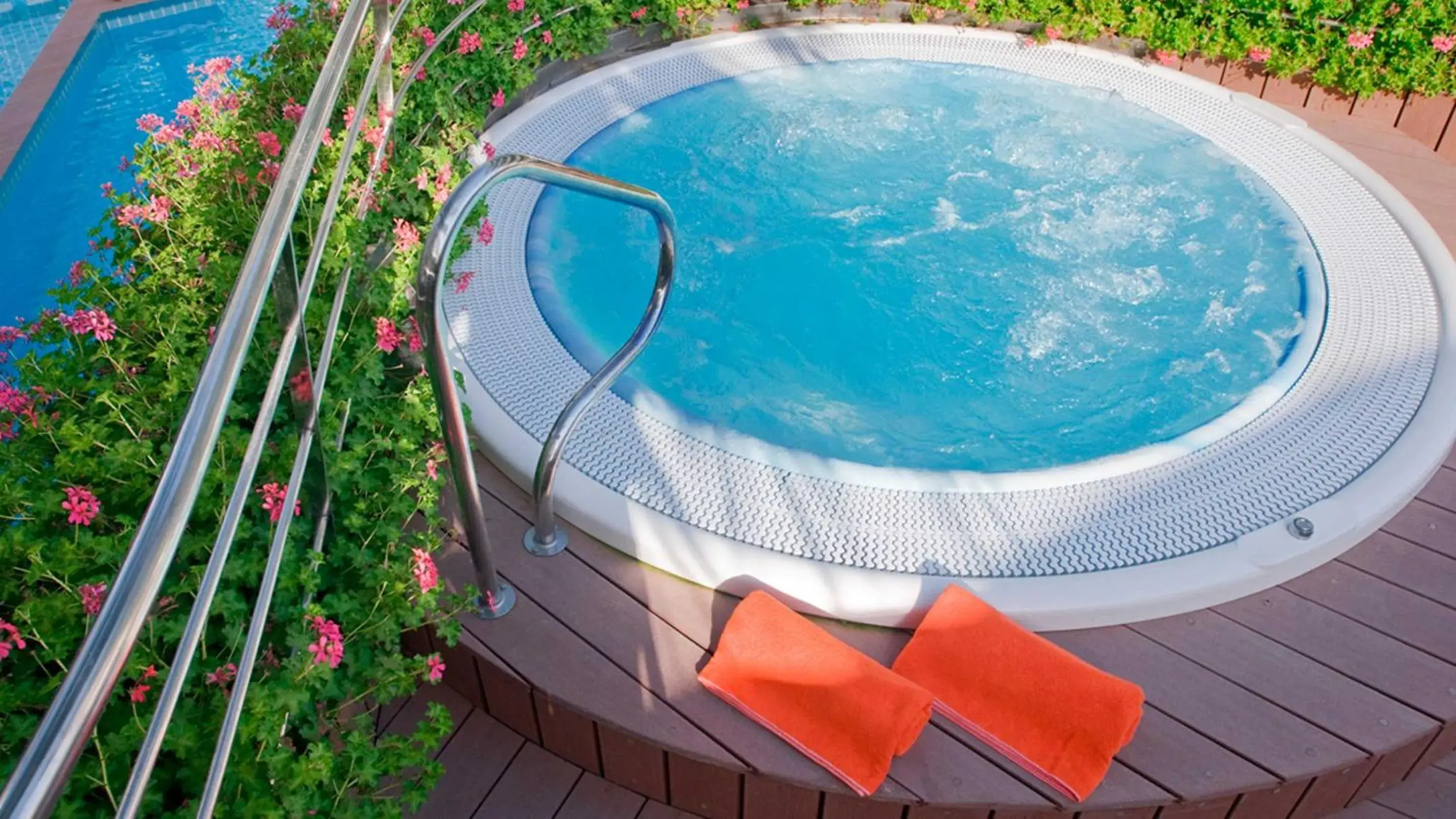 Hot Tub, Swimming Pool in Hotel Kaktus Playa