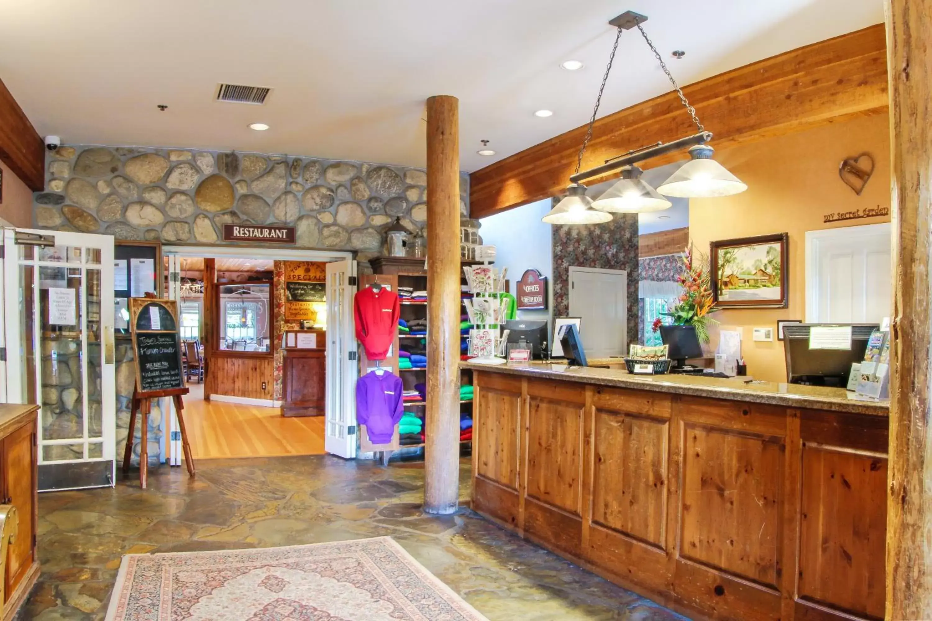 Lobby or reception, Lobby/Reception in Cambria Pines Lodge