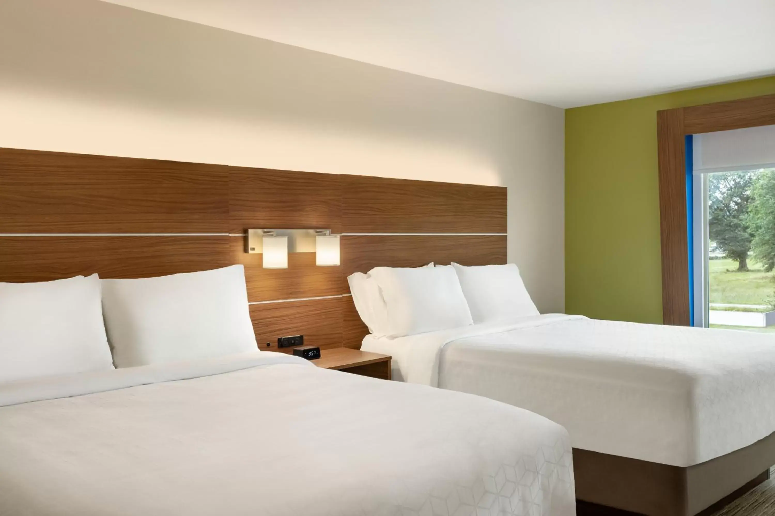 Photo of the whole room, Bed in Holiday Inn Express & Suites Searcy, an IHG Hotel