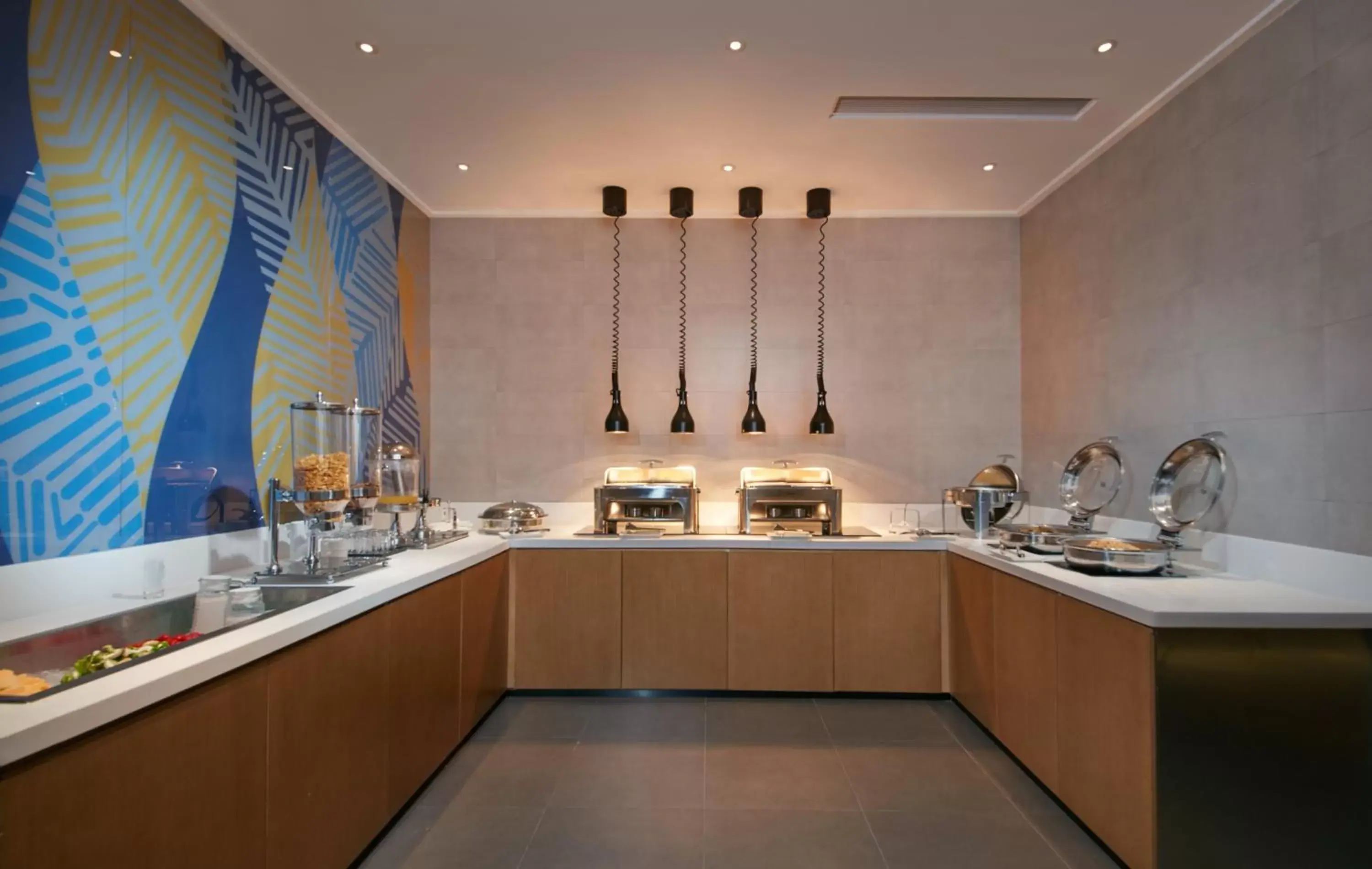 Breakfast, Kitchen/Kitchenette in Holiday Inn Express Hangzhou East Station, an IHG Hotel