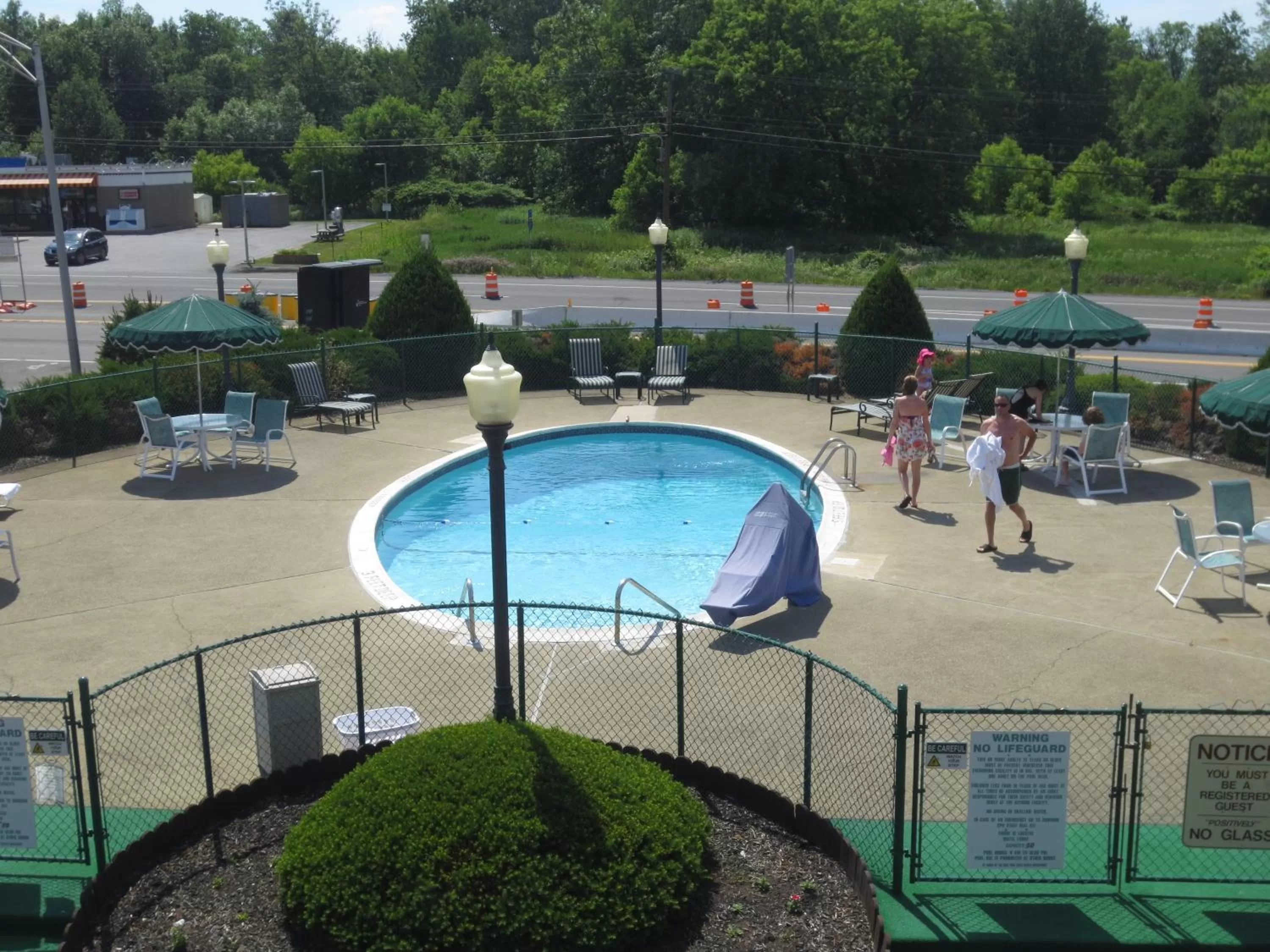 Pool view in Roosevelt Inn & Suites Saratoga Springs