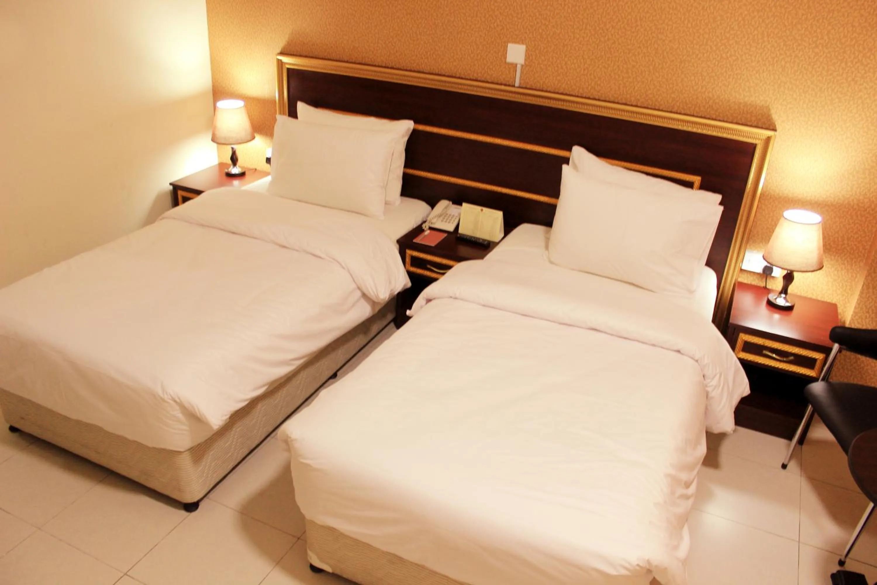 Bedroom, Bed in Montreal Naif Hotel