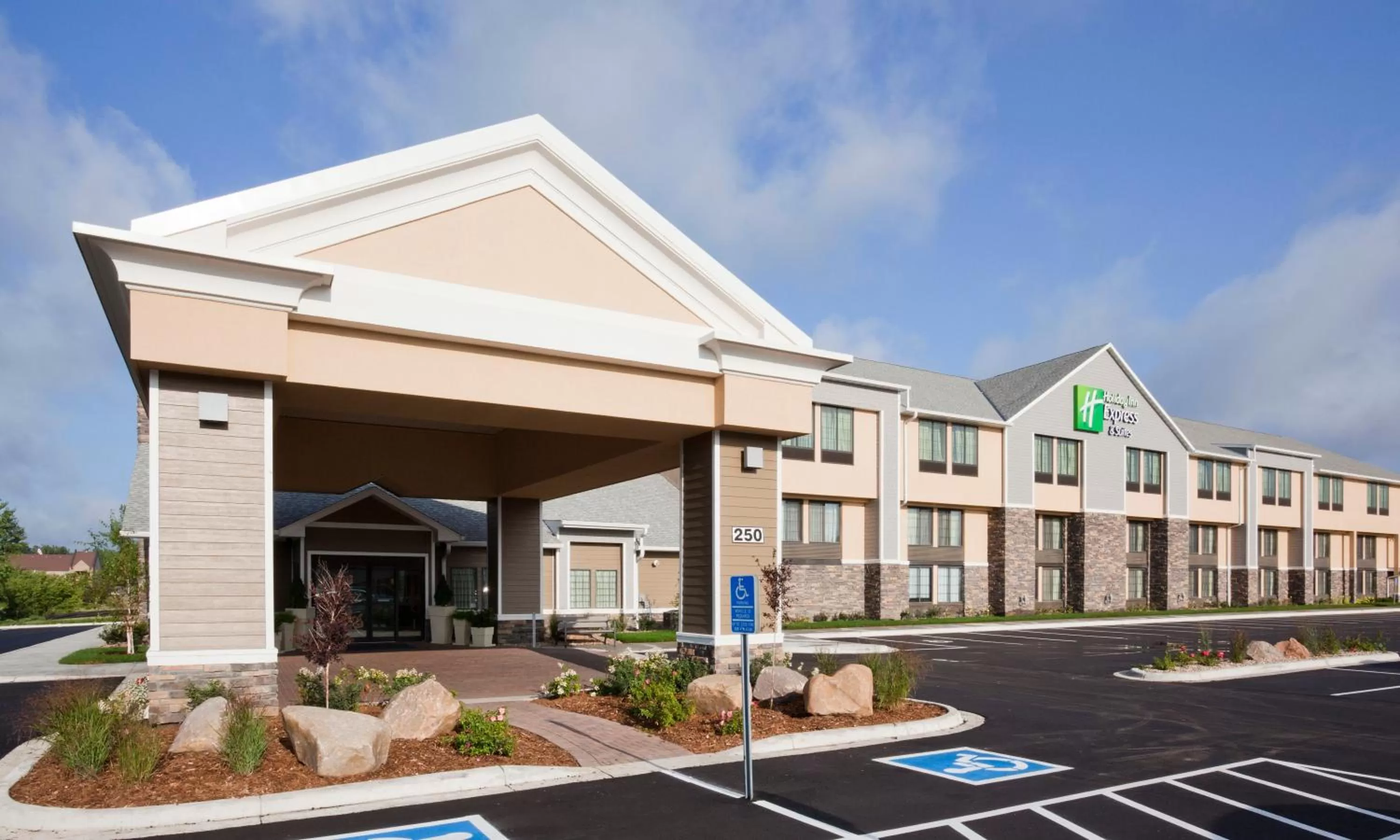 Property building in Holiday Inn Express & Suites Willmar by IHG
