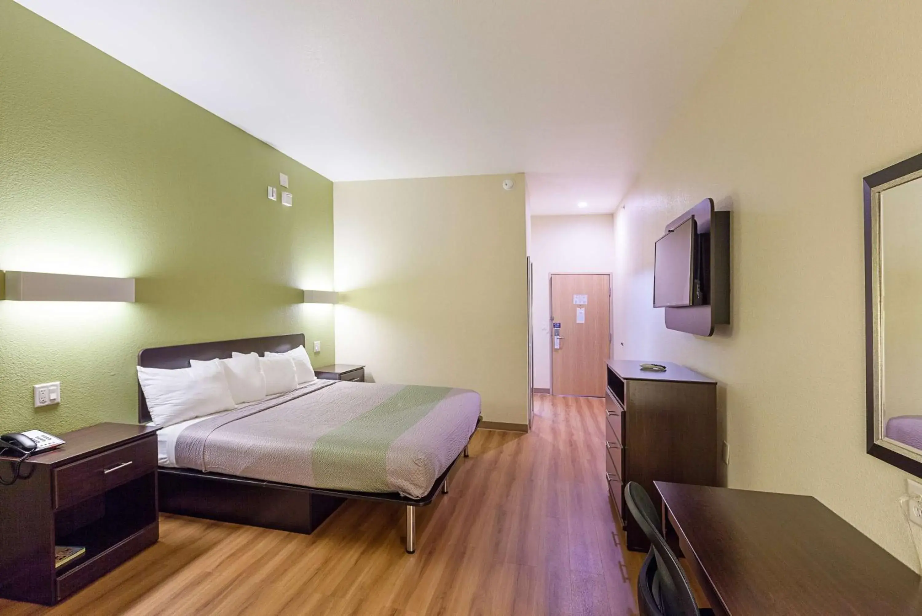 King Room with Roll-in Shower - single occupancy - Disability Access - smoking in Motel 6-Fort Worth, TX King Room with Roll-in Shower - single occupancy - Disability Access - smoking in Motel 6-Fort Worth, TX