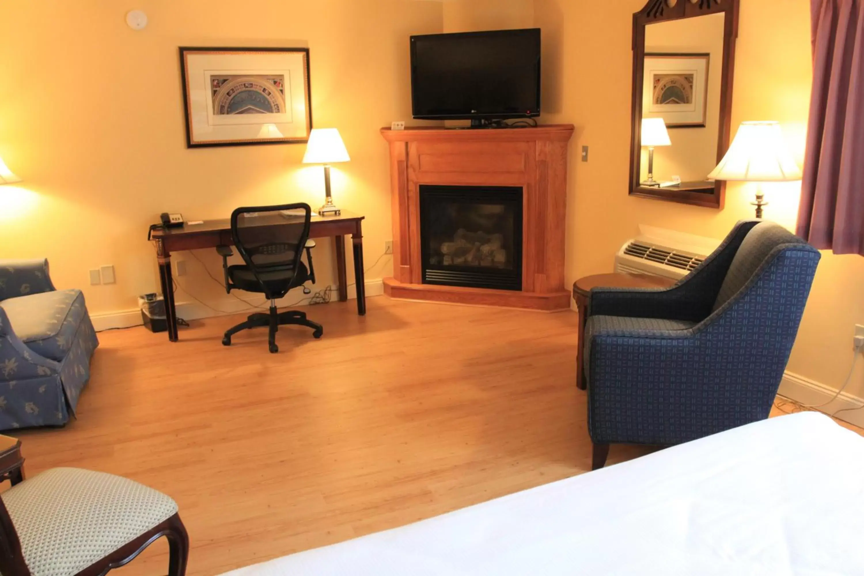 Living room, Seating Area in Fireside Inn & Suites Waterville
