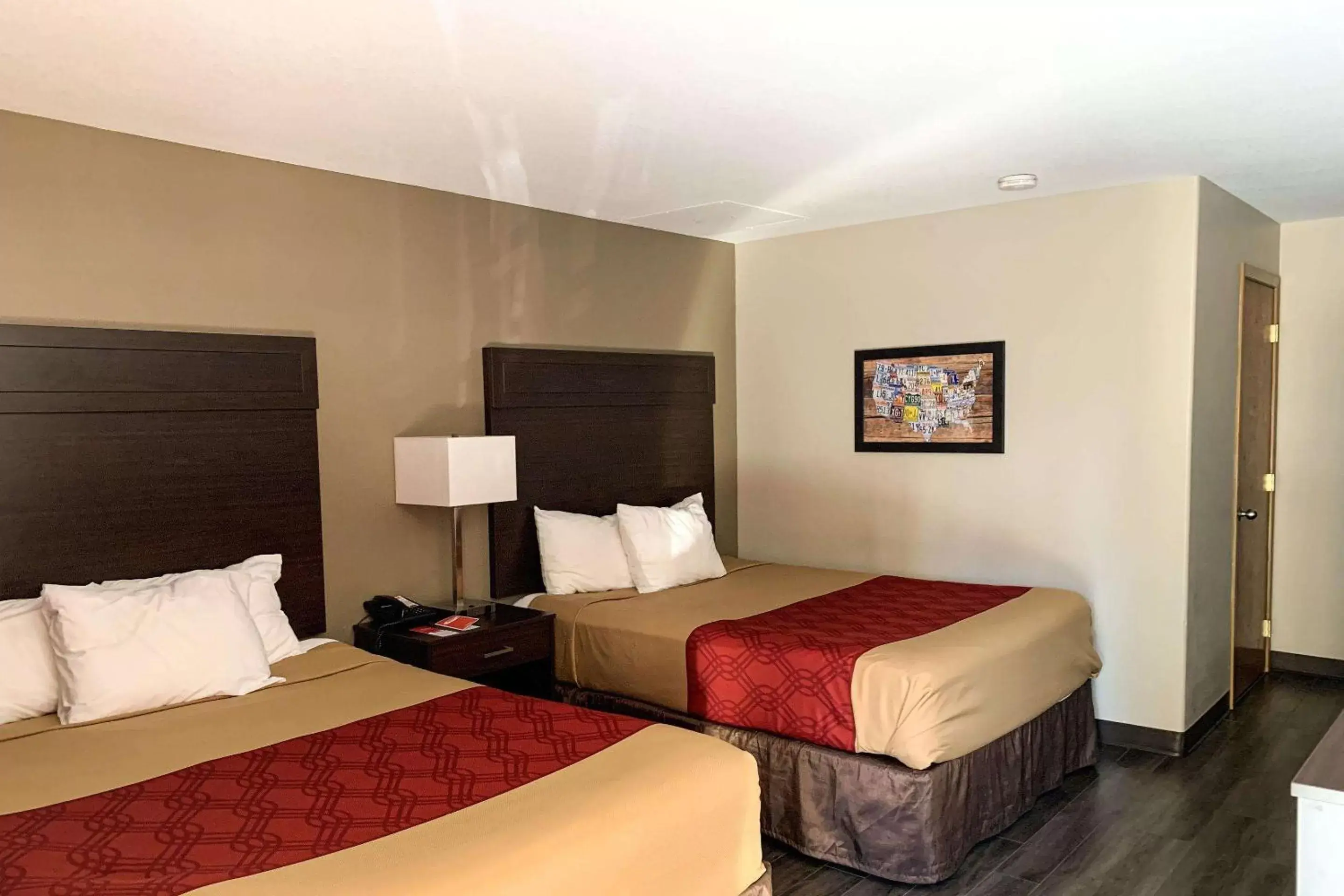 Photo of the whole room, Bed in Econo Lodge City Center